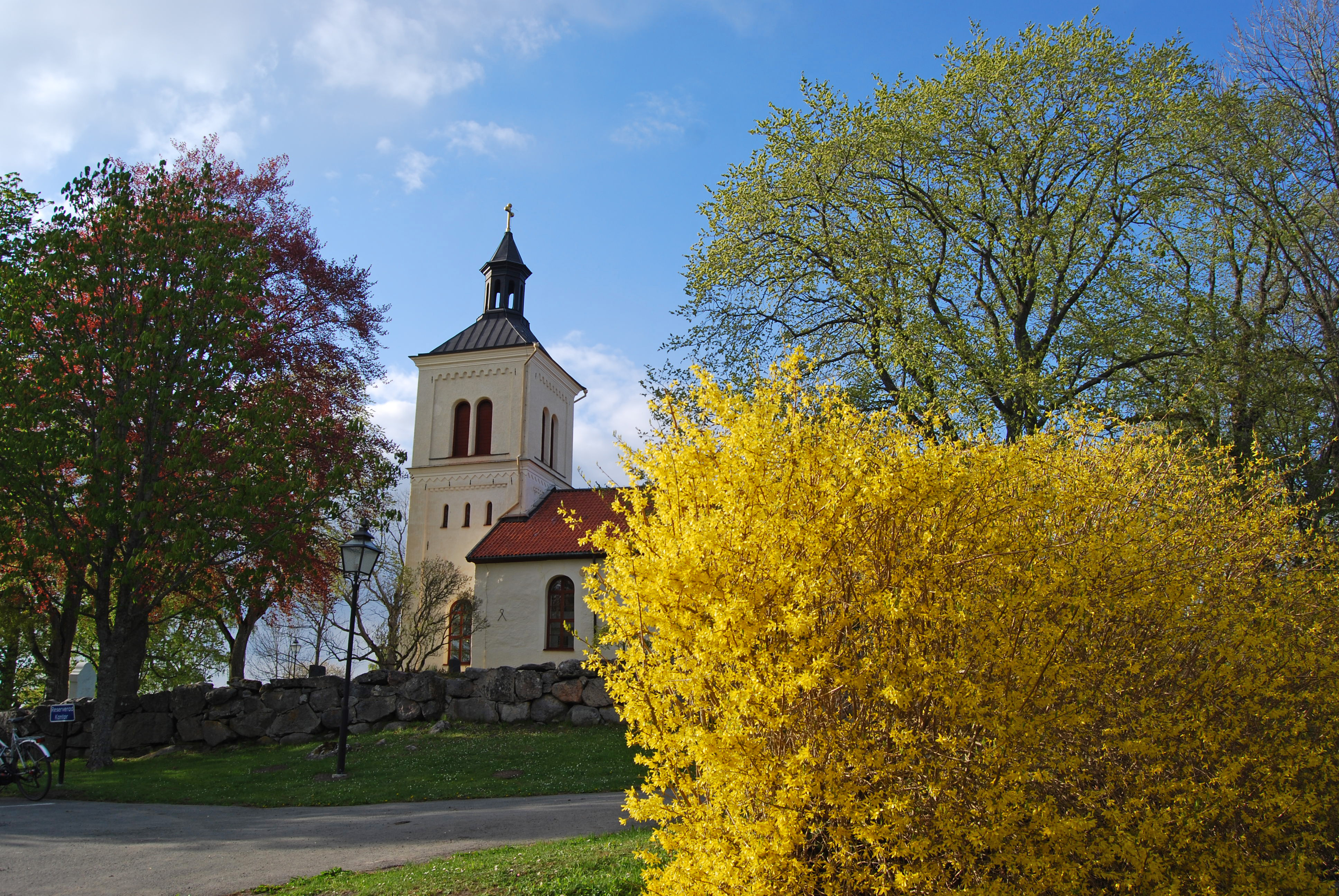 Järstorpskyrka i sommartid.
