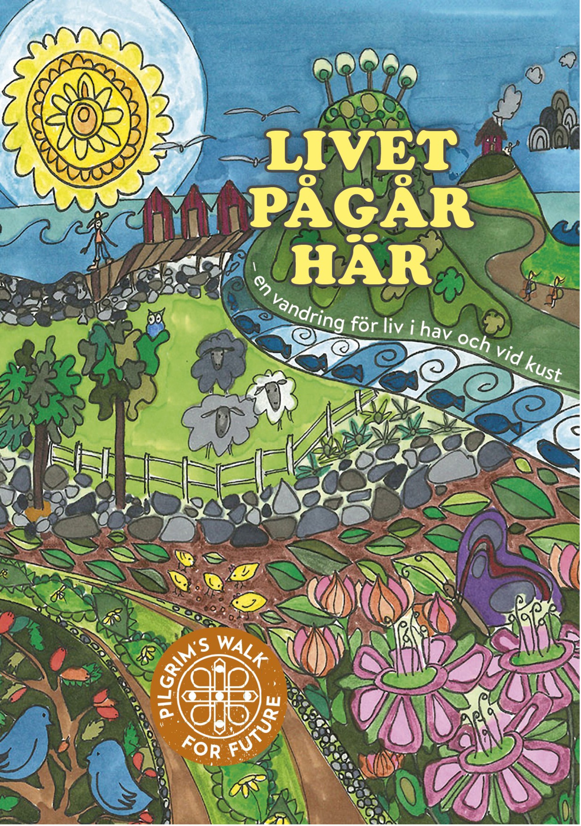 Illustration med texten "LIVET PÅGÅR HÄR - en vandring för liv i hav och vid kust". Bilden visar ett färgstarkt landskap med en stor sol, kullar, hav med fiskar, får i en hage och blommor.