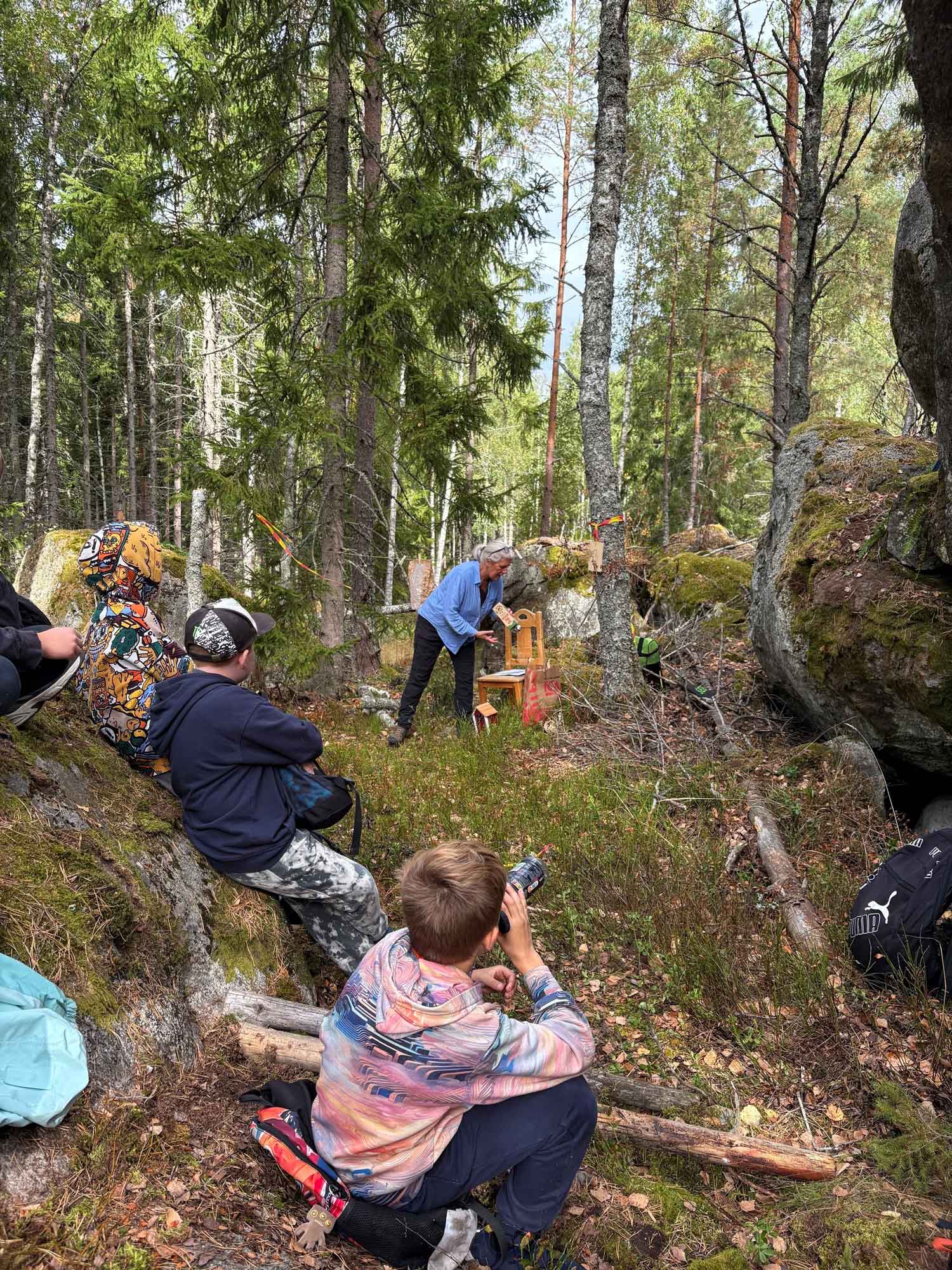 Skolbarn i skogen