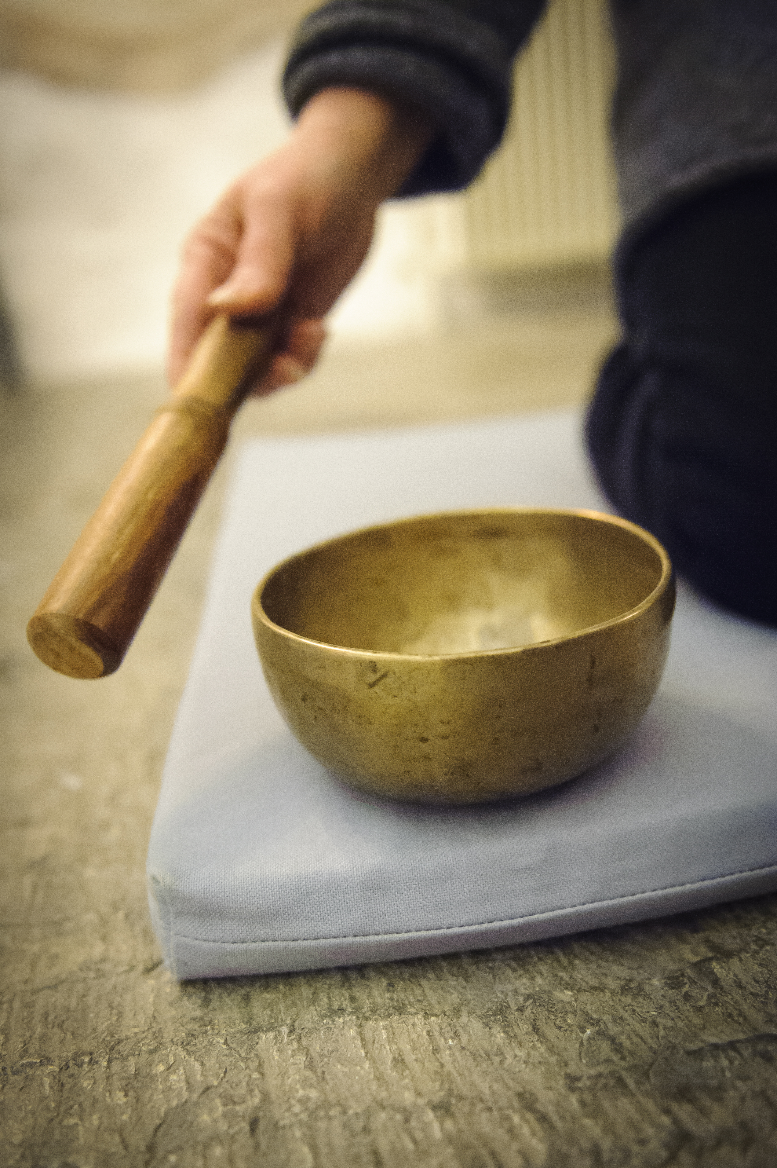 En meditationsskål och en träpinne