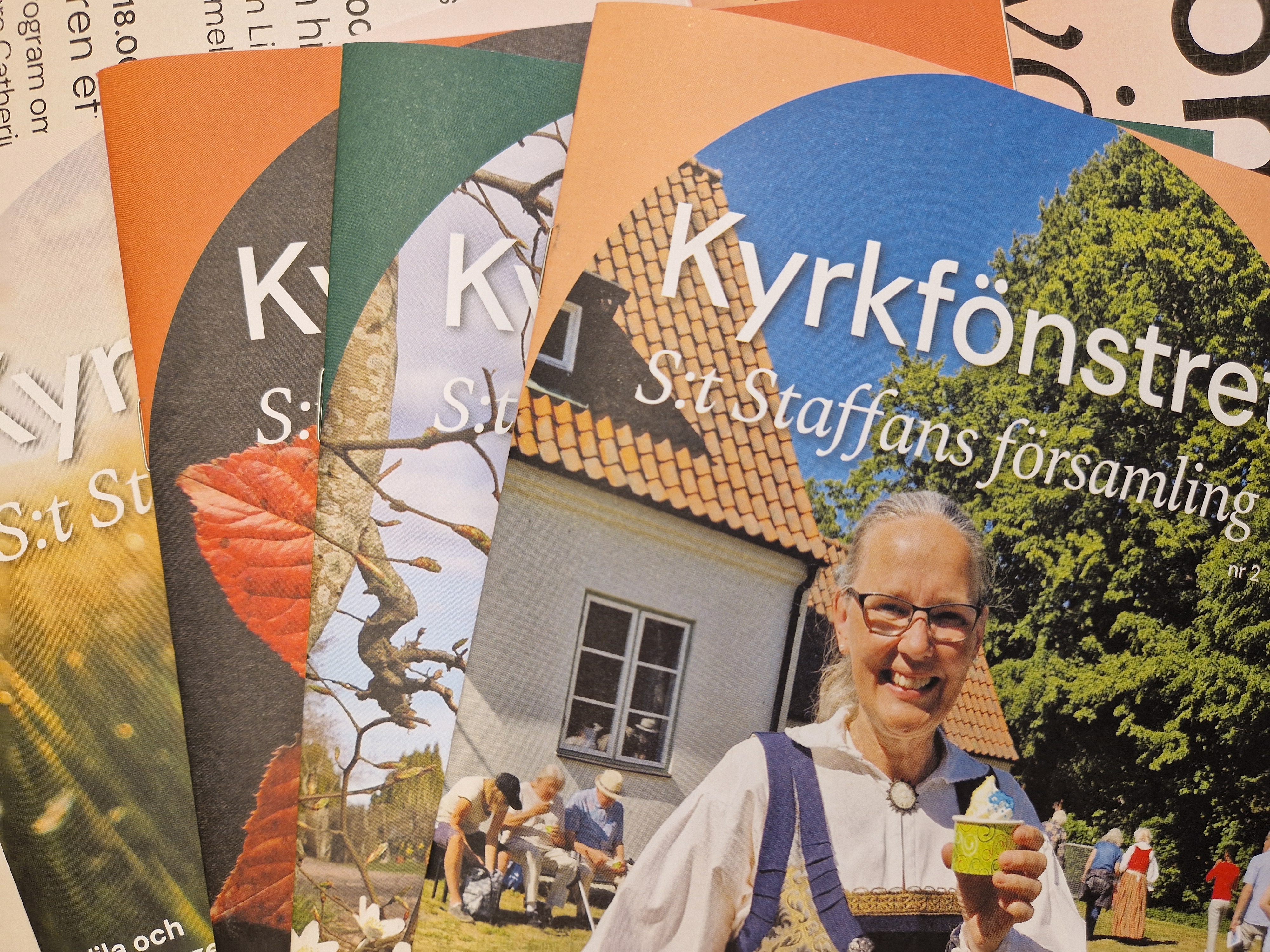 Några utgåvor av Kyrkfönstret utspridda.