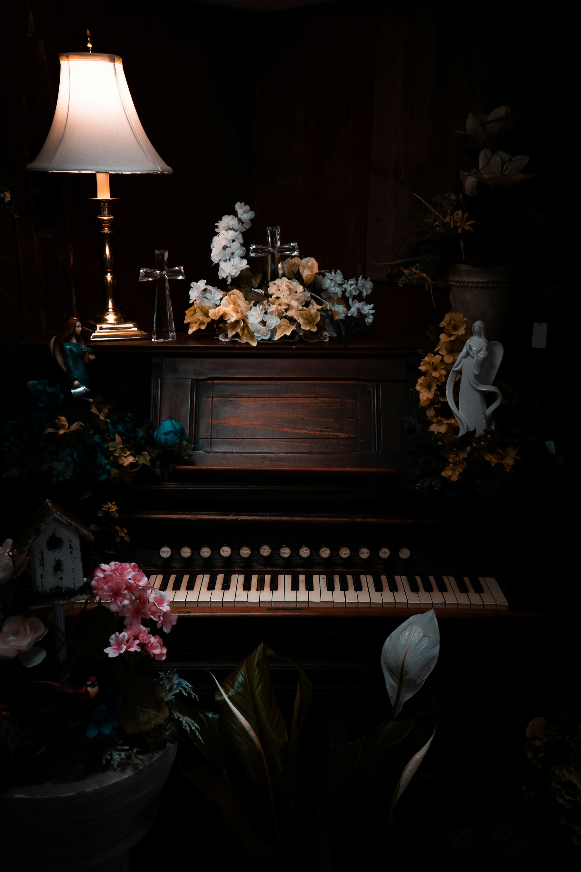 Ett piano omgivet av blommor.
