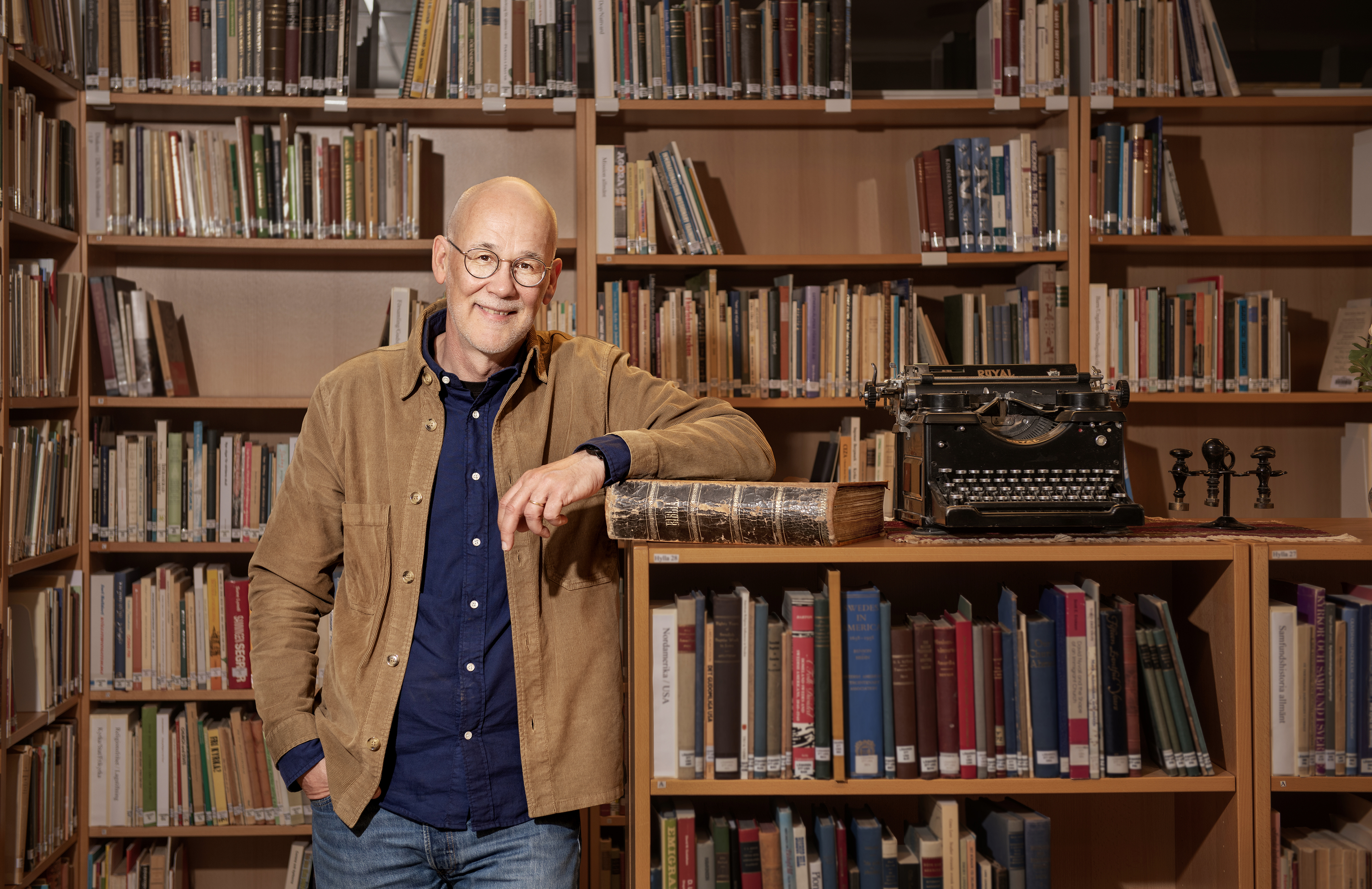 Man som står i ett bibliotek