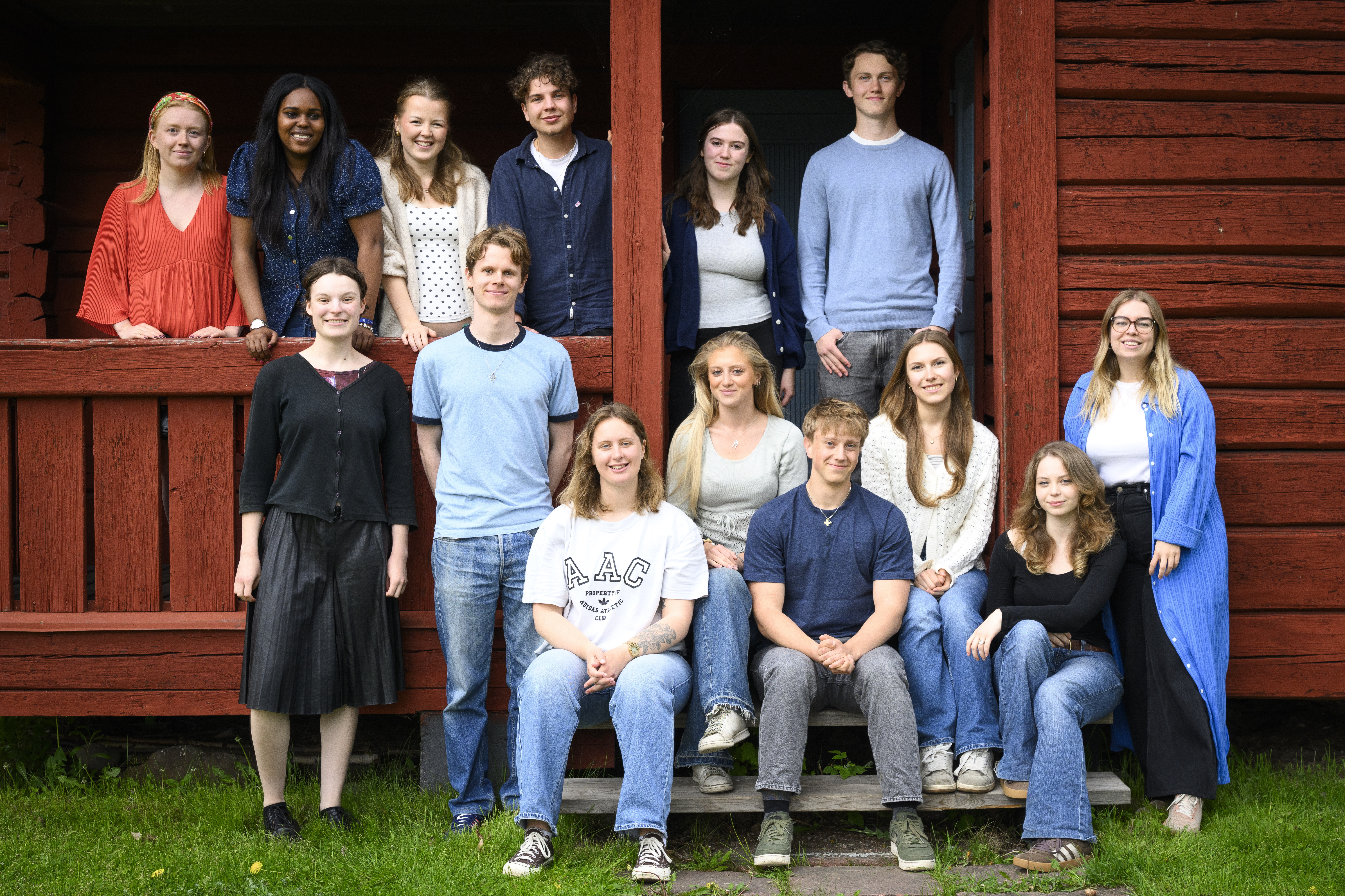 Gruppbild på 14 ungdomar som ska resa ut i den världsvida kyrkan