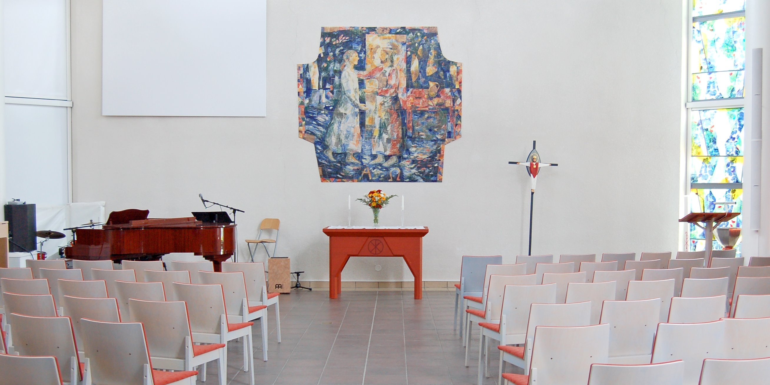 Kyrksalen i Furulundskyrkan. Altartavlan heter Välkommen hem.