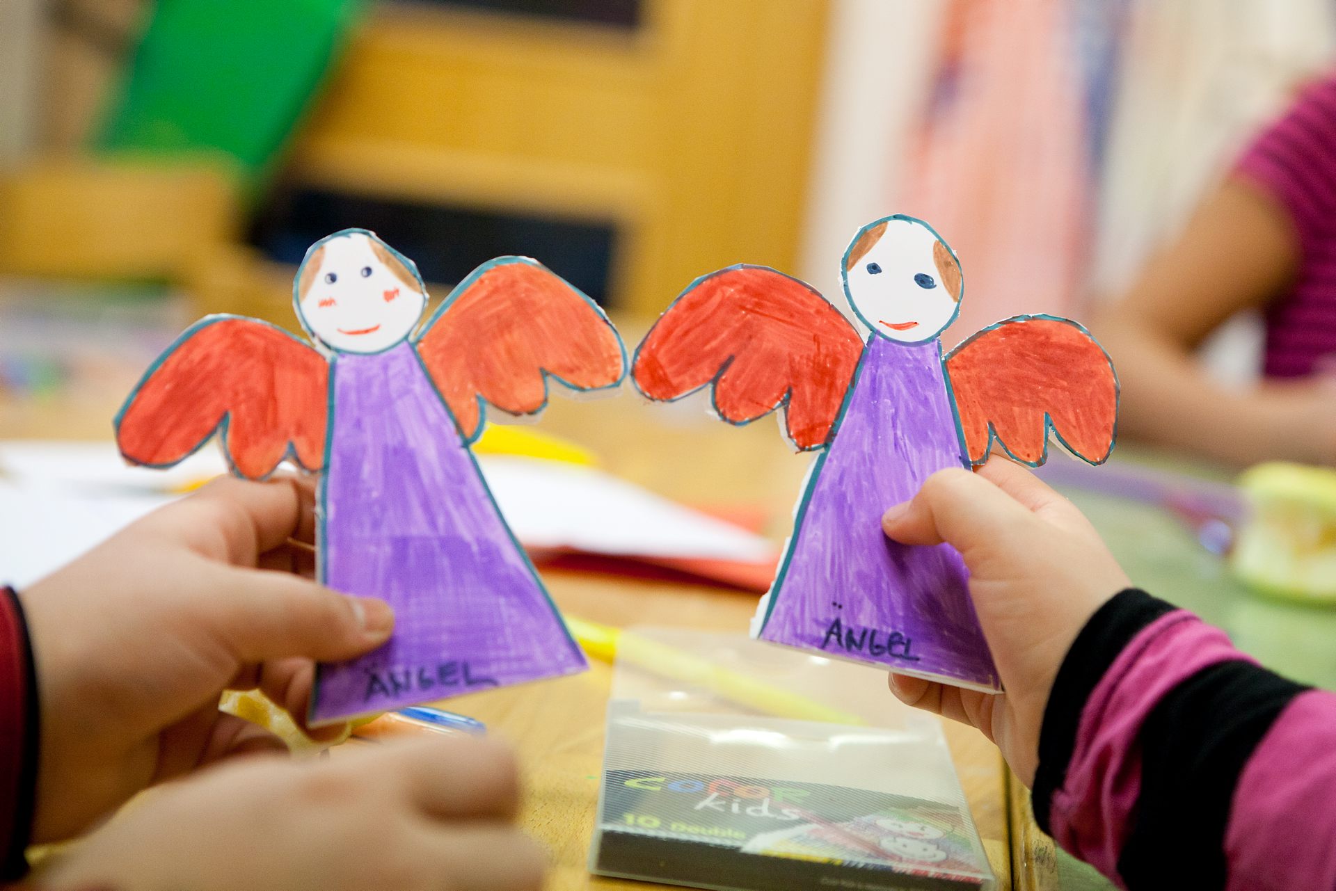 Barn som målar änglar.