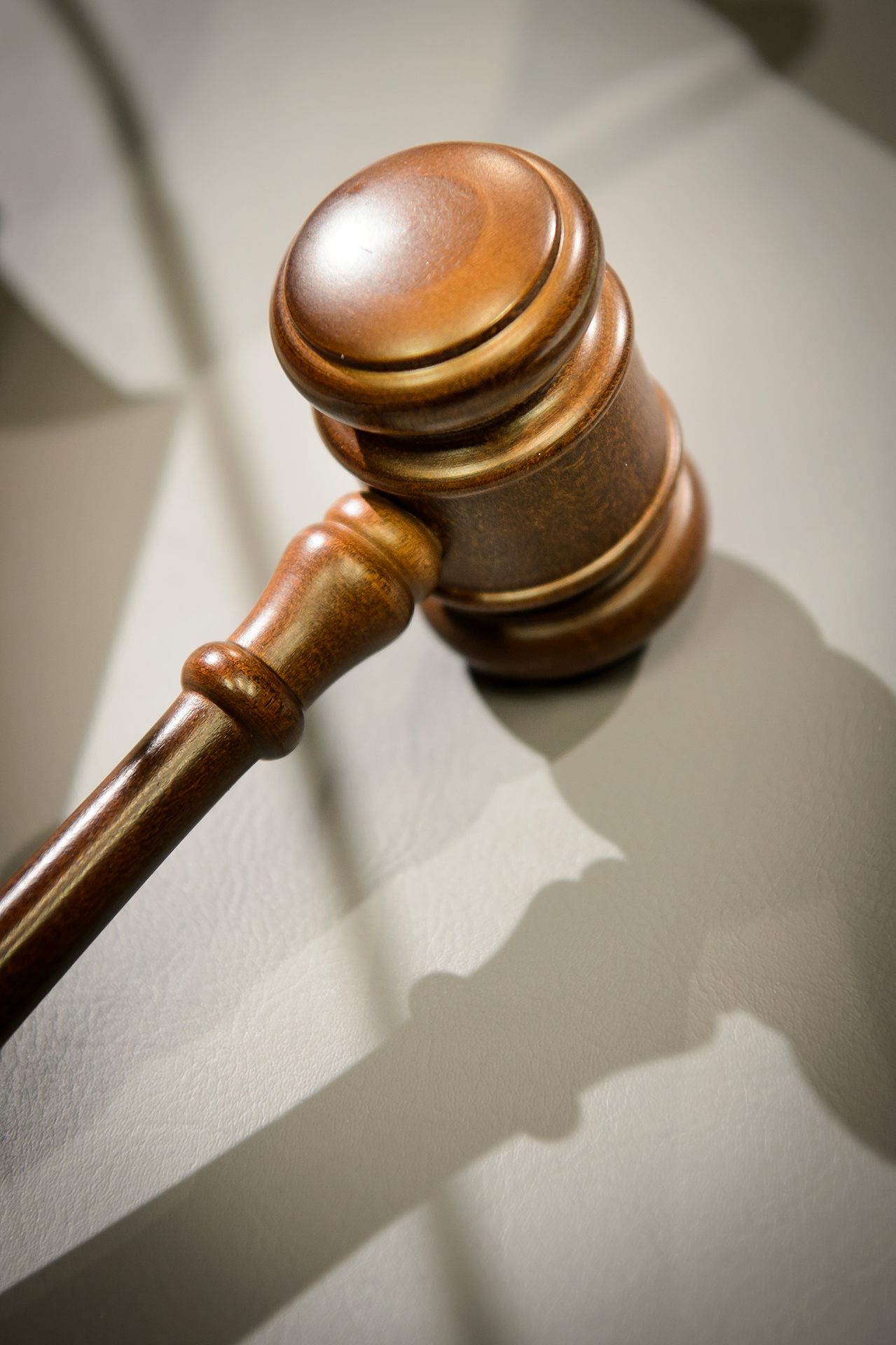 En ordförandeklubba i brunt trä mot ett vitt underlag