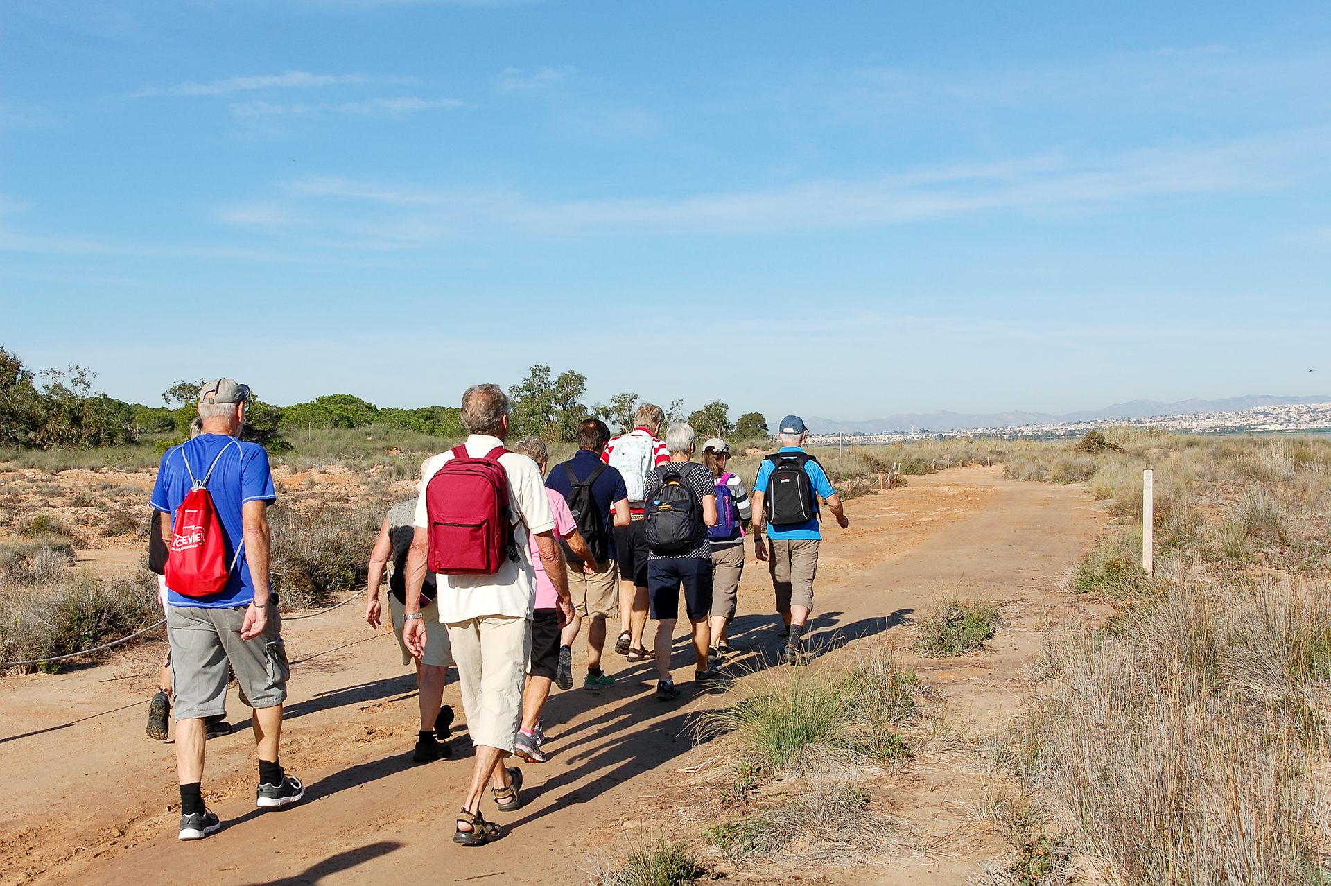 Pilgrimsvandrare på savannen på väg bort från kameran