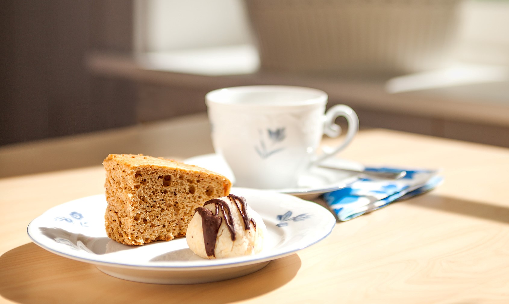 Kaffekopp och assiett med kaka. 