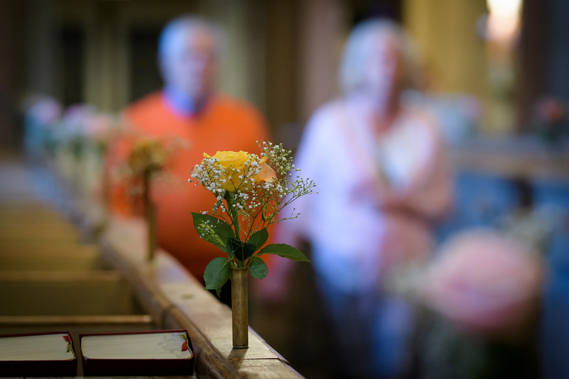Kyrka smyckad med rosenbukett