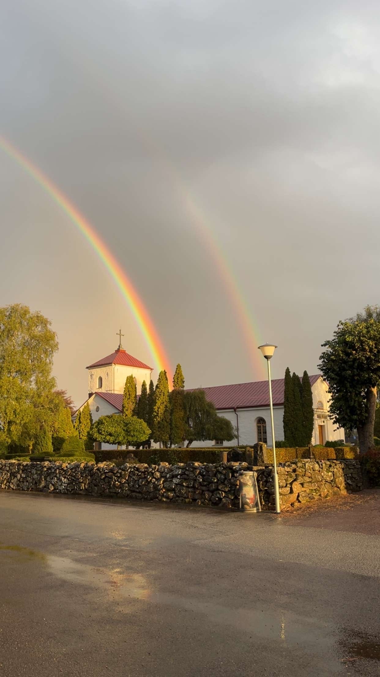 Regnbåge över Riseberga kyrka