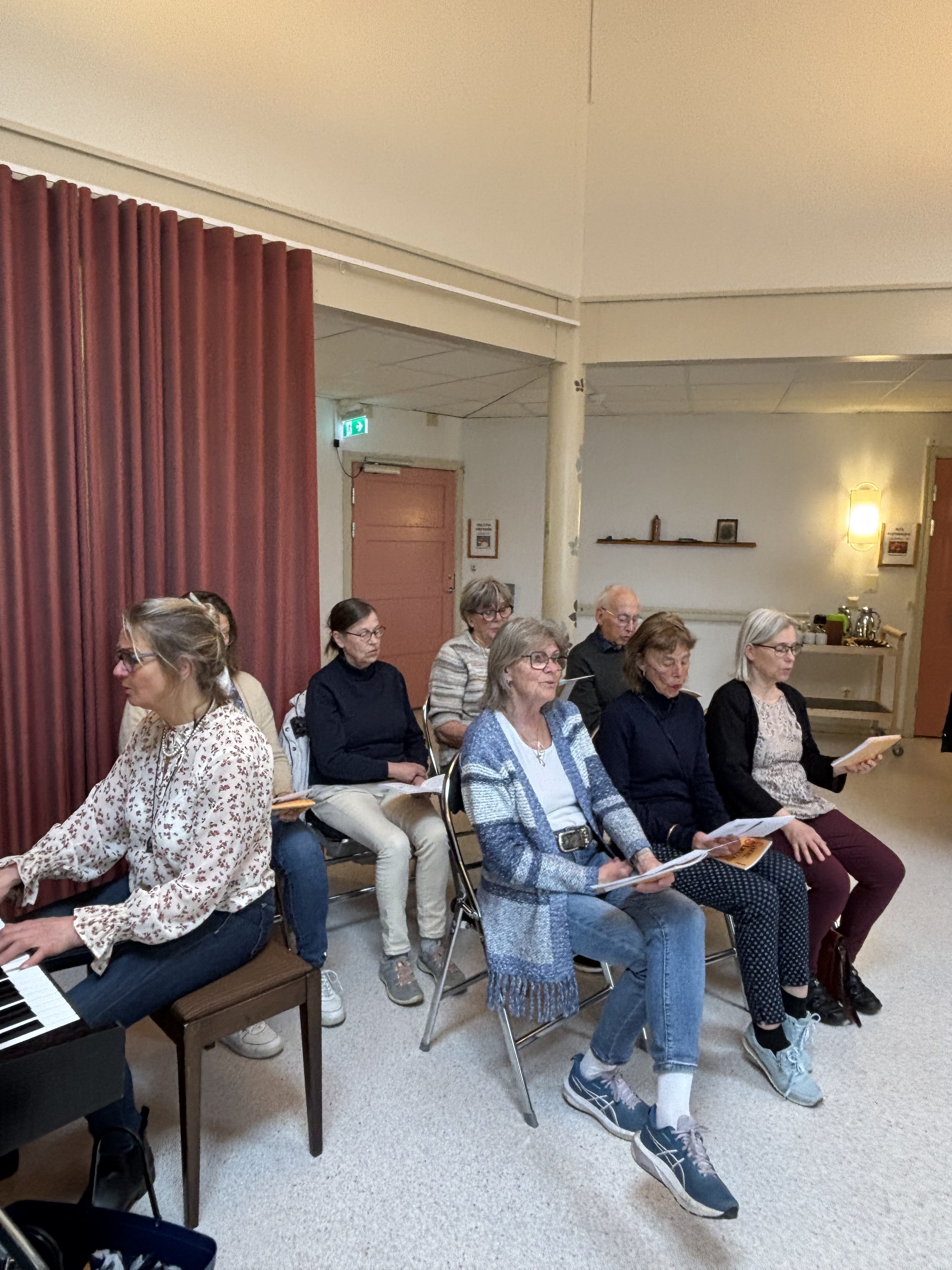 Viskören sjunger på äldreboende