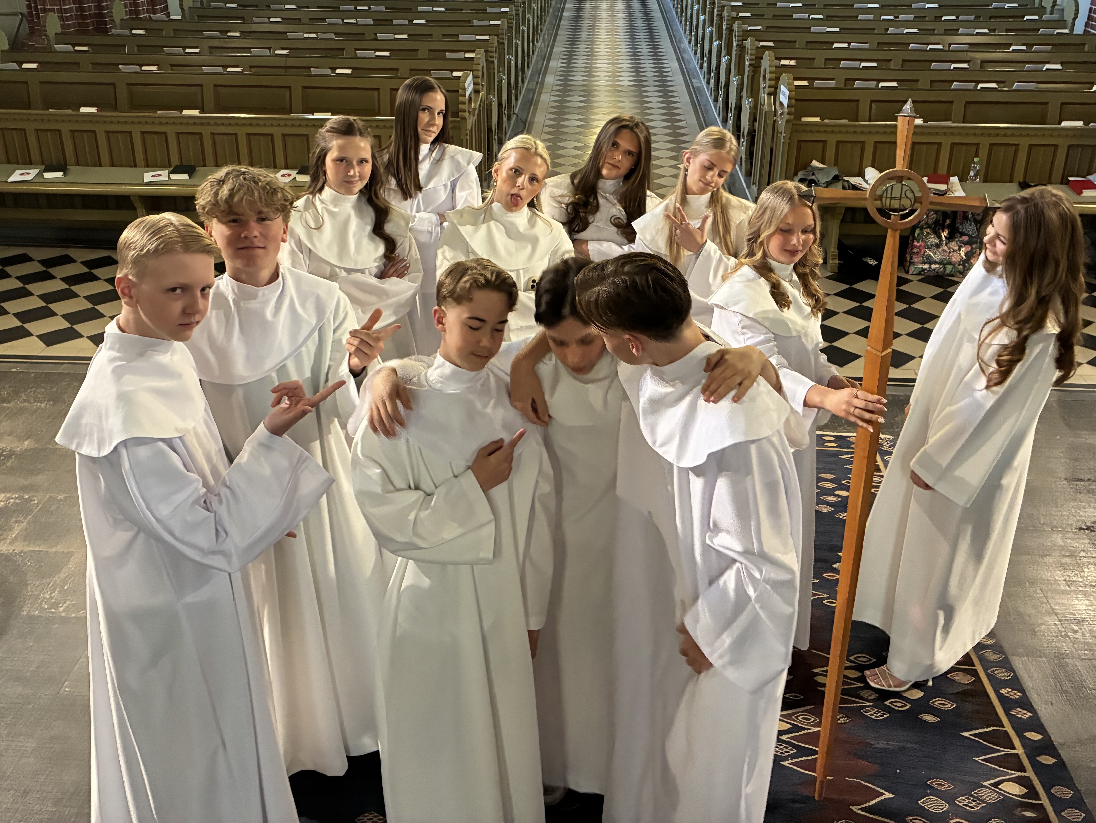 Konfirmander i kyrkan