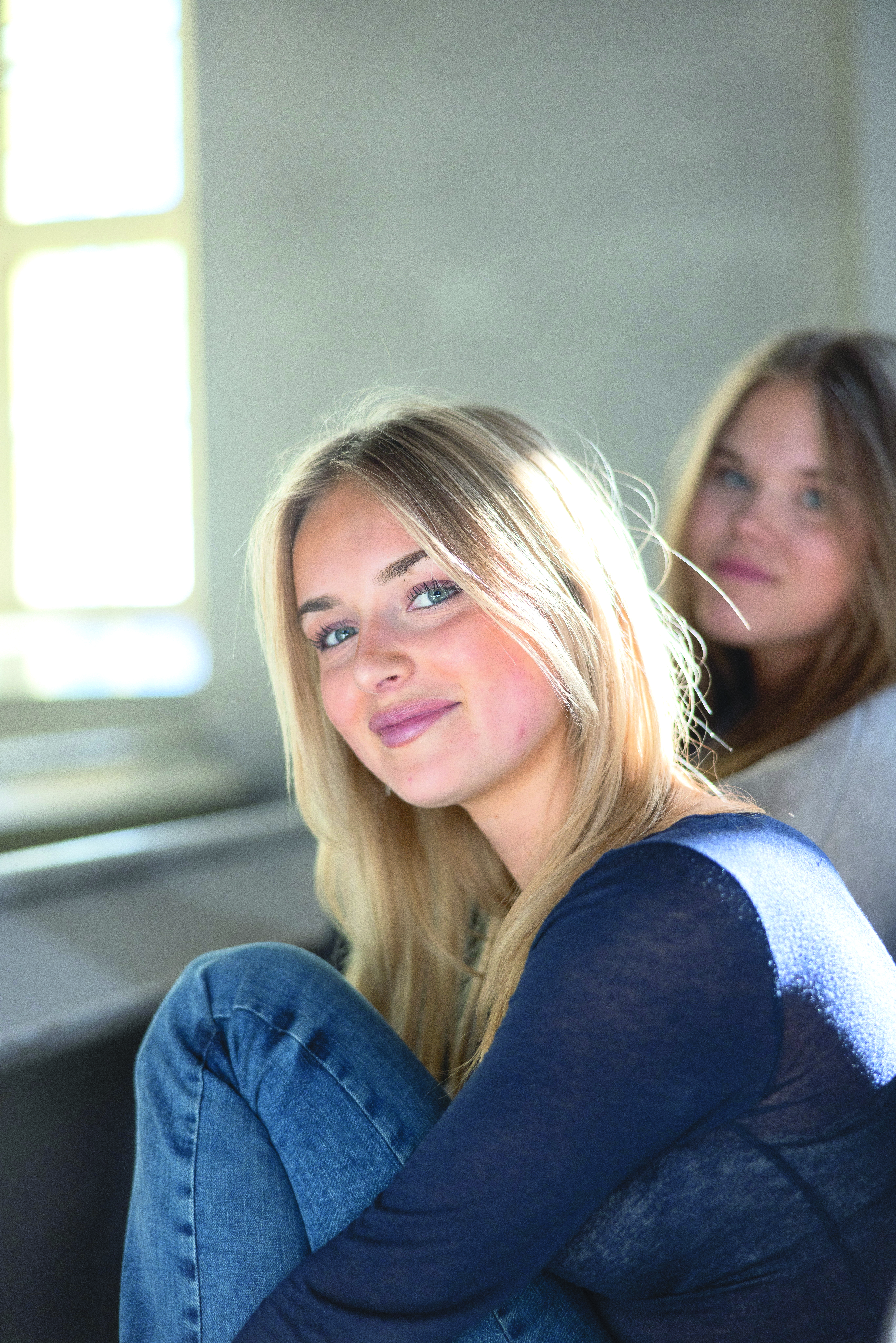 Två tjejer sitter i en kyrka