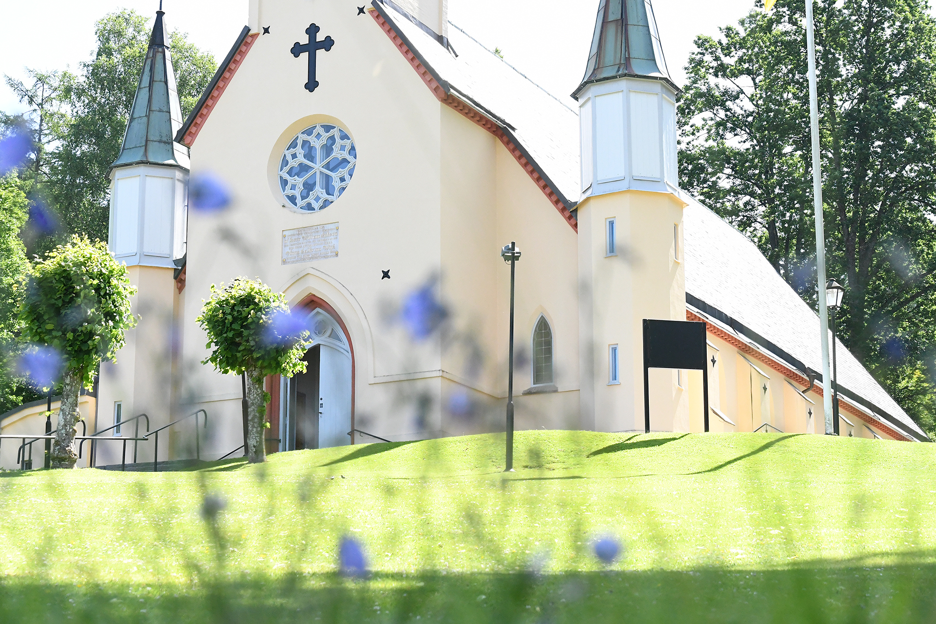 Jonsereds kyrka i sommaren.