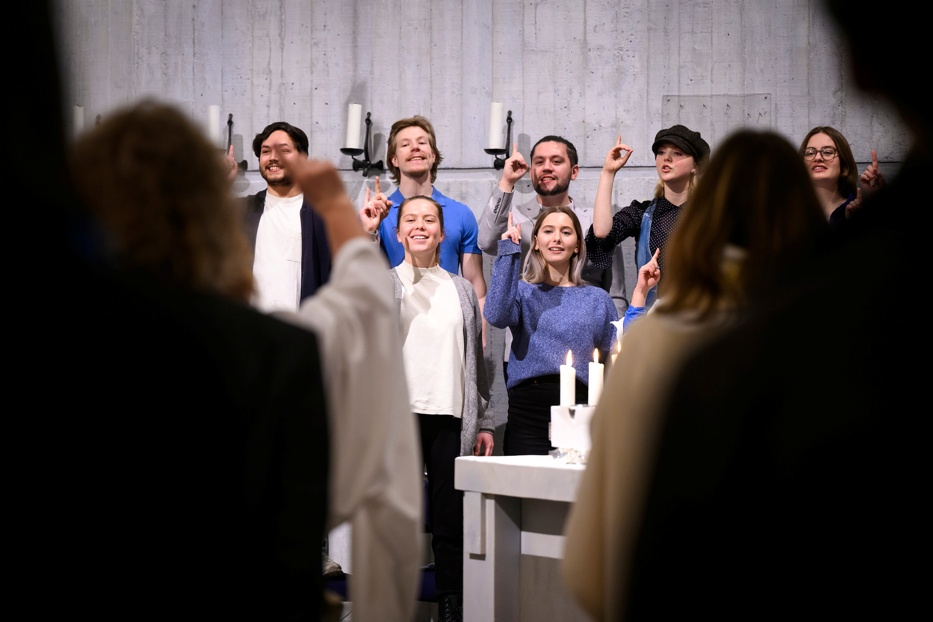 Kör och församling som sjunger i en kyrka.