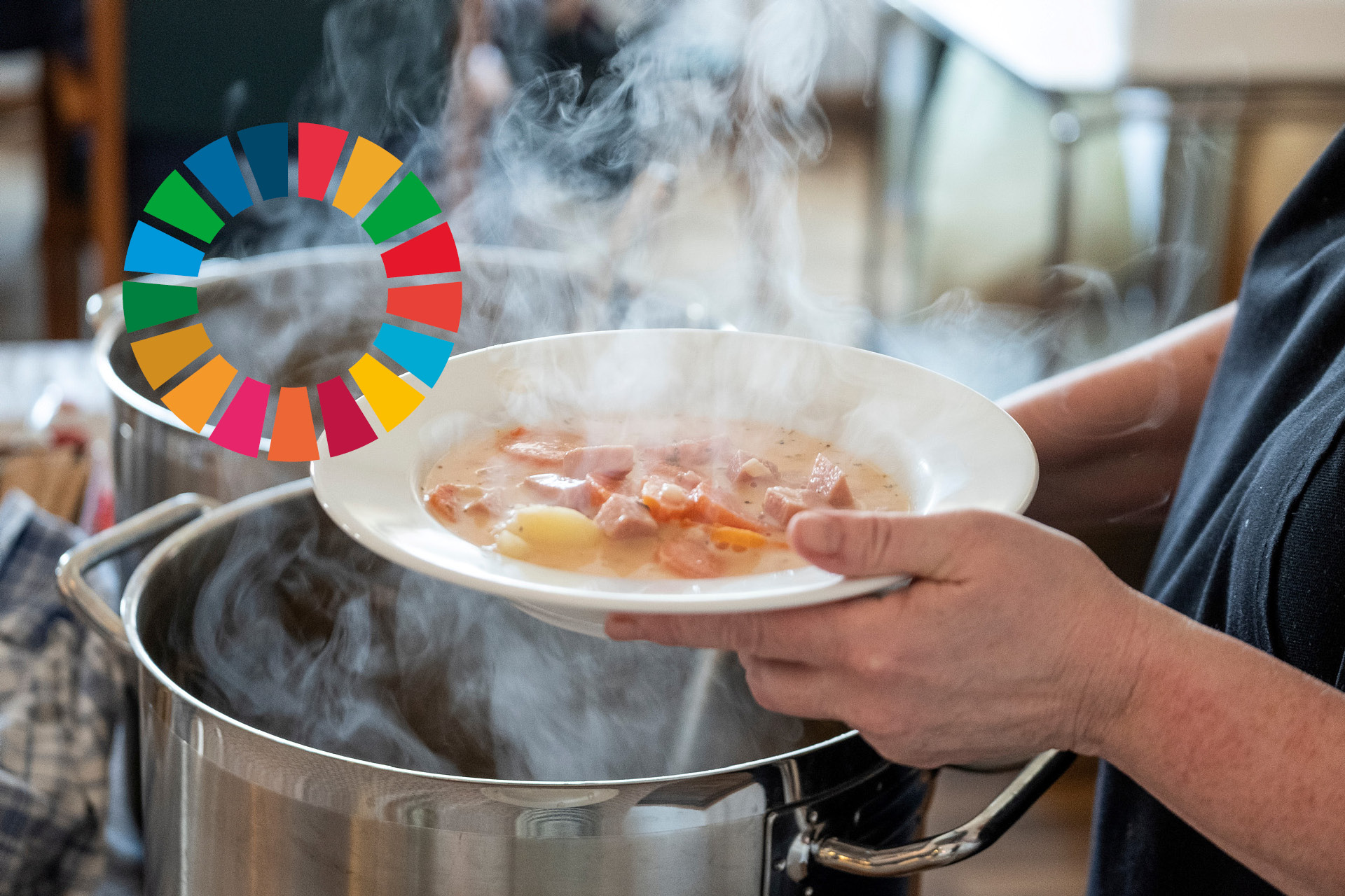 Någon tar soppa ur en stor kastrull. Till vänster i bilden syns loggan för Agenda 2030.