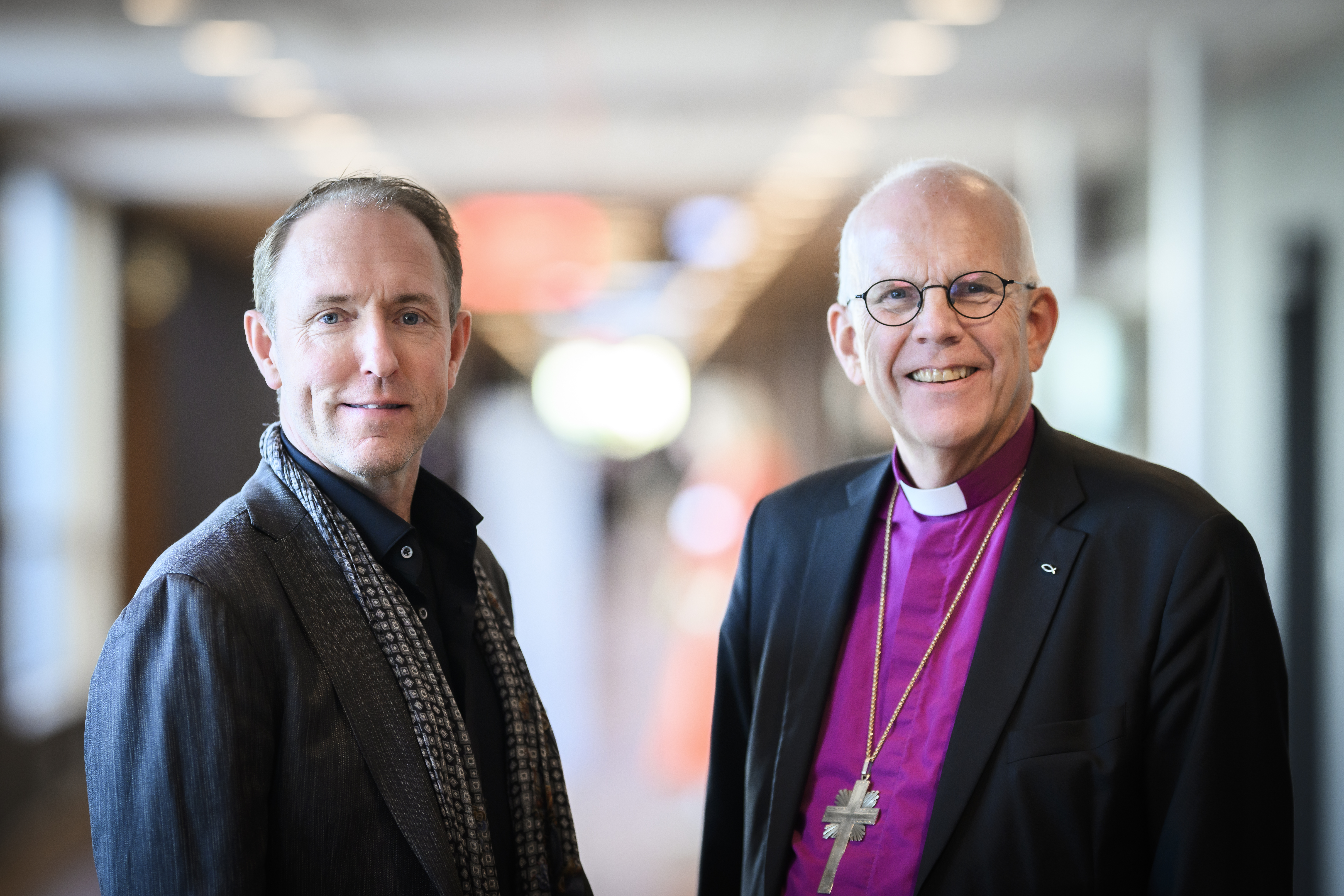 Mattias Klum och ärkebiskop Martin står bredvid varandra.