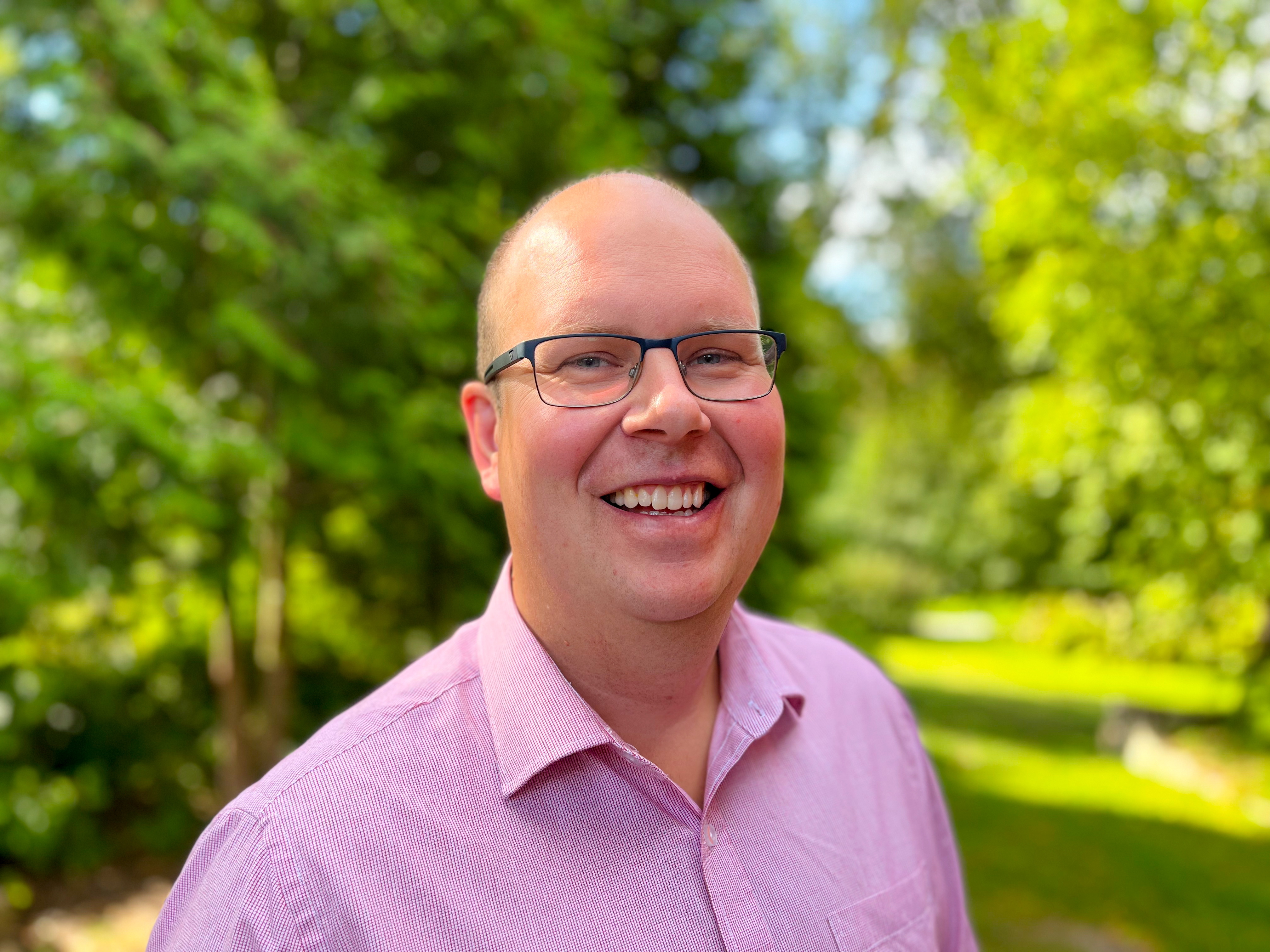 Martin Bäck, stiftsjägmästare i Västerås stift, är avbildad i sommargrönska.