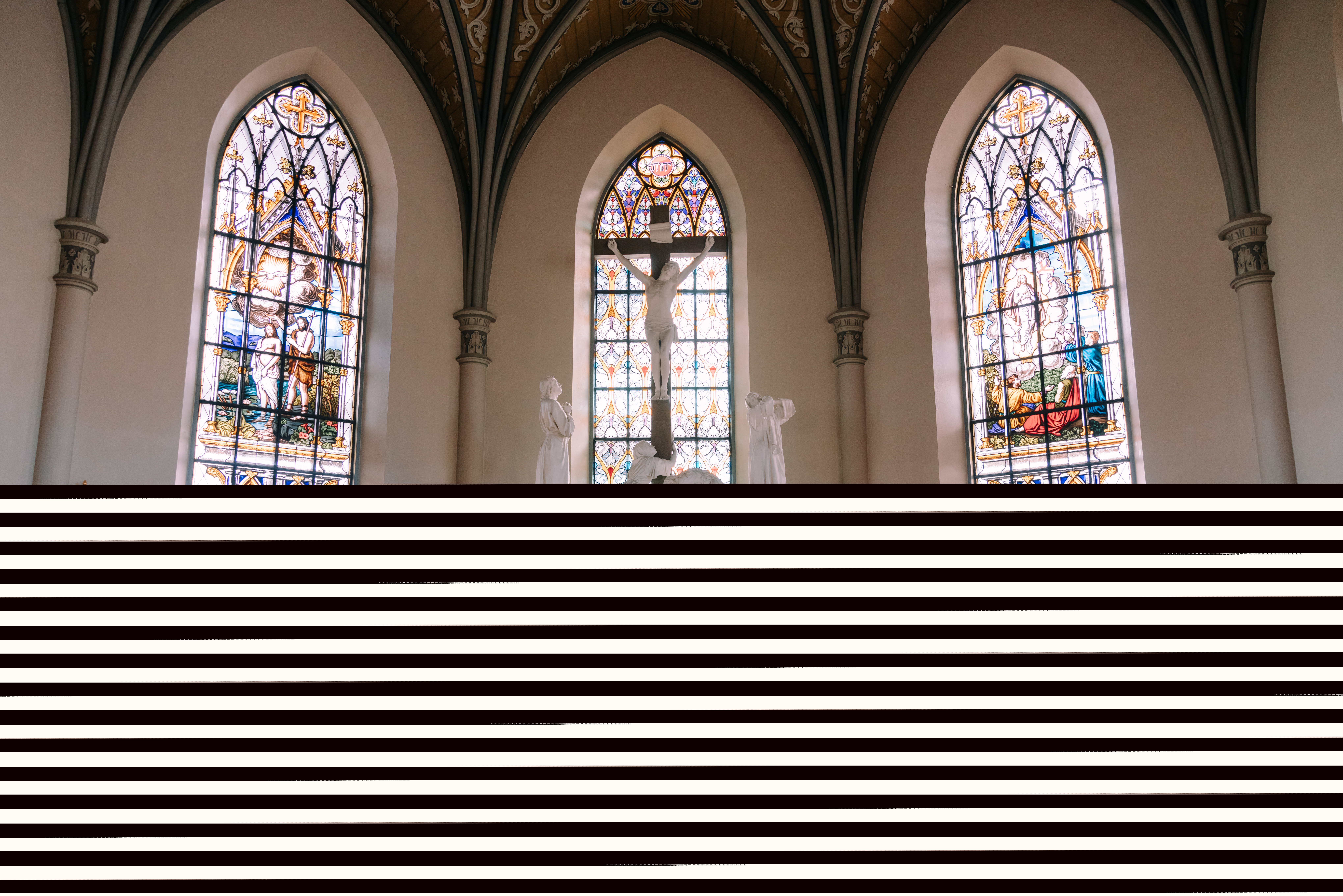 Skulpturerna längst fram i Oskarshamns kyrka är en scen från Johannesevangeliet som visar Jesu dödsstund. Personerna som avbildats är lärjungen Johannes, Maria Magdalena, Jesus på korset, Maria Kleofas och Maria, Jesu mor.