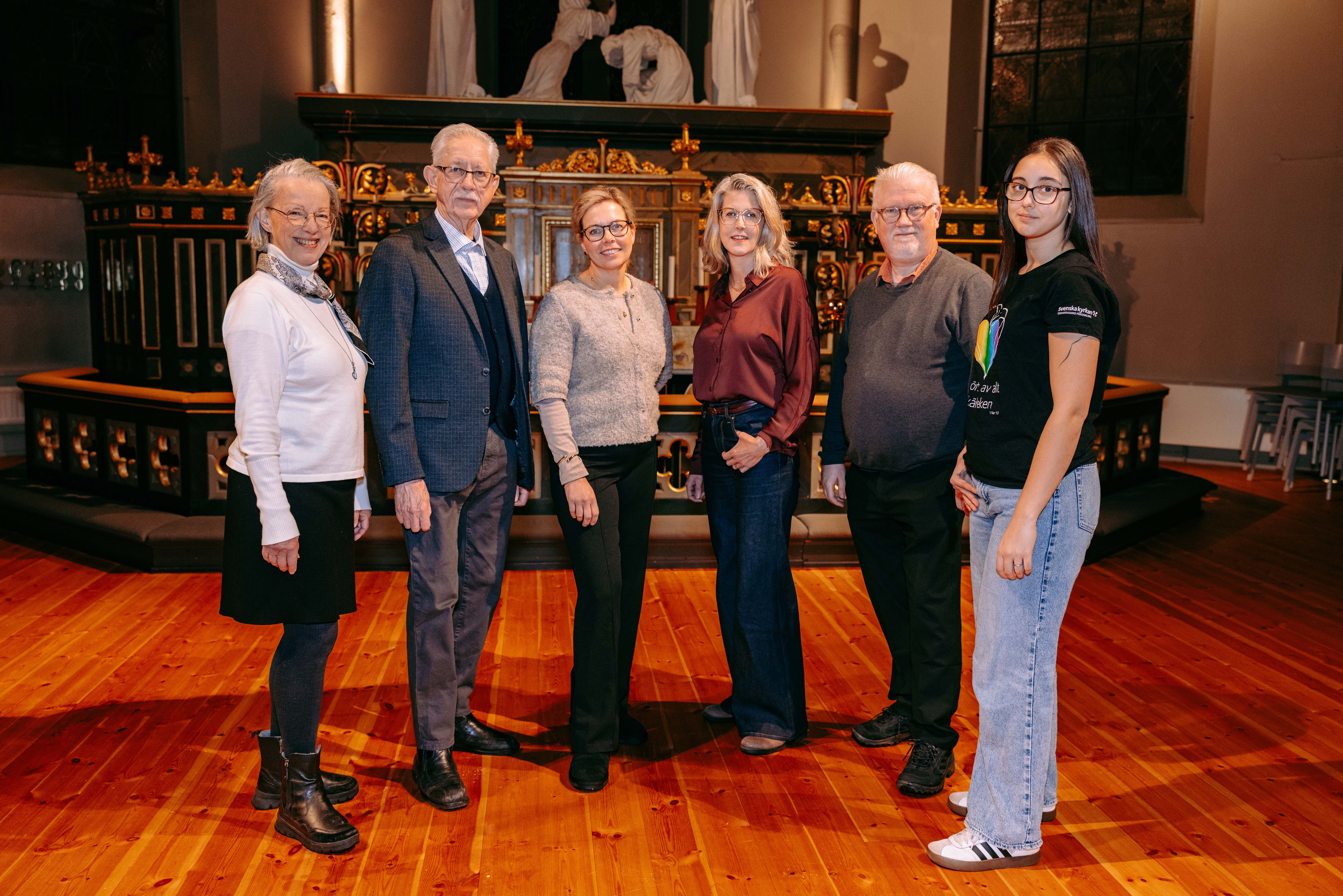 Gruppbild framför altaret i Oskarshamns kyrka: Eva Nilsson, Ingmar Hjalmarsson, Anna Heyman, Therese Albinson, Dennis Rydh och Melissa Wagenius
