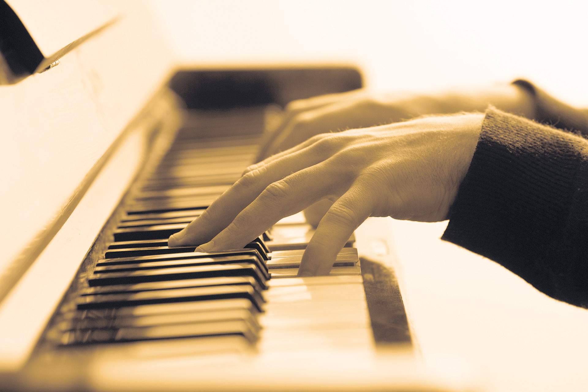 Närbild på händer som spelar piano. 