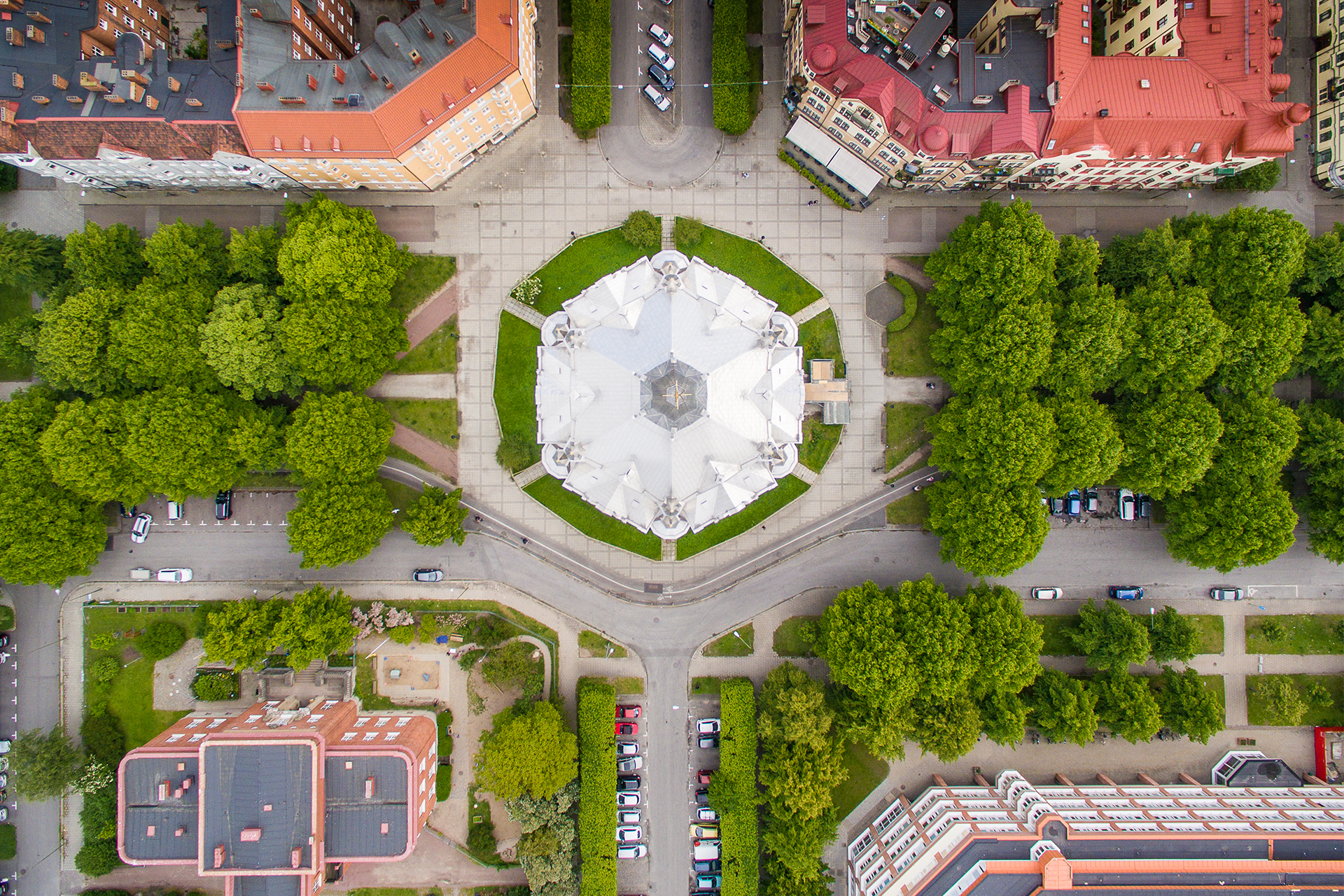 S:t pauli kyrkans silverglänsande sexkantiga aluminiumtak från ovan