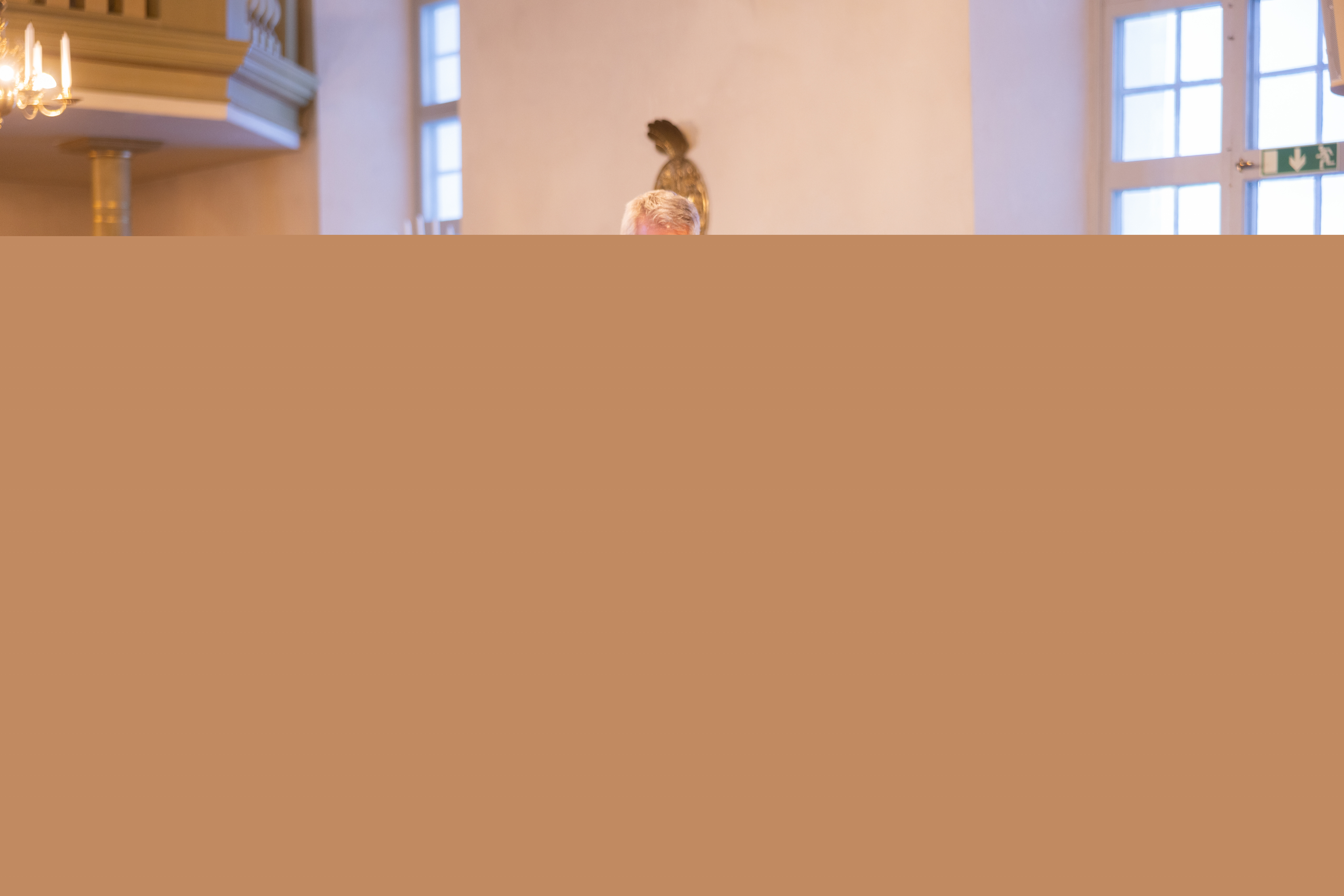 Kyrkvaktmästare vid kista i samband med begravning