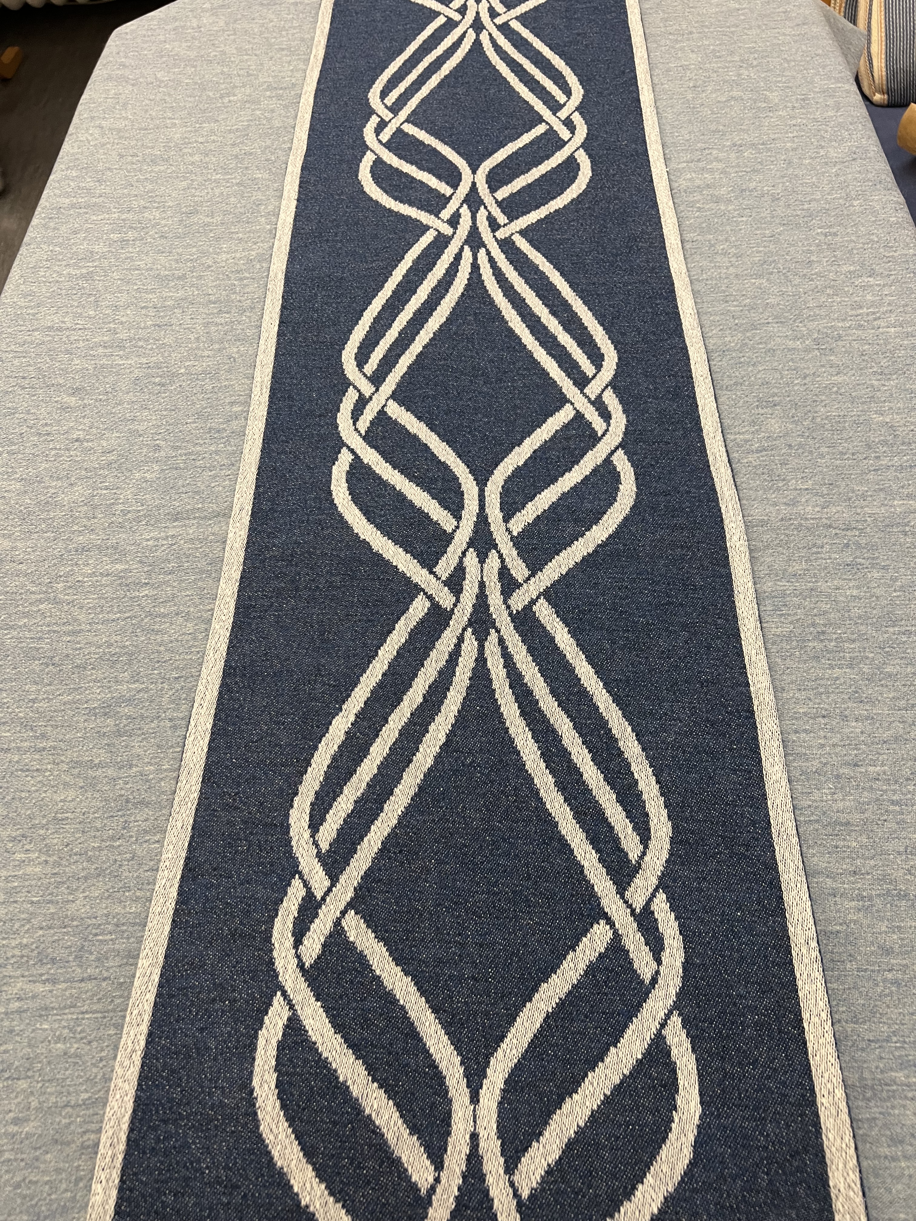 Bårtäcke i grått och blått används vid borgerlig begravning