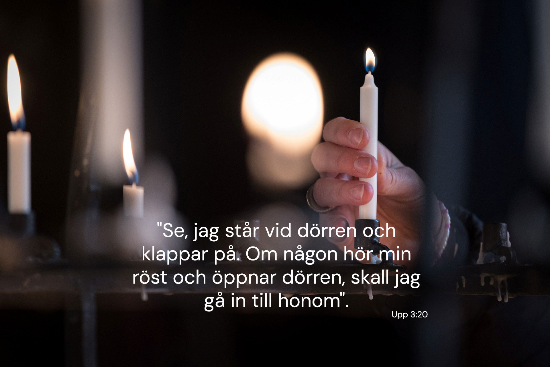 Ljusbärare med bibelcitat.