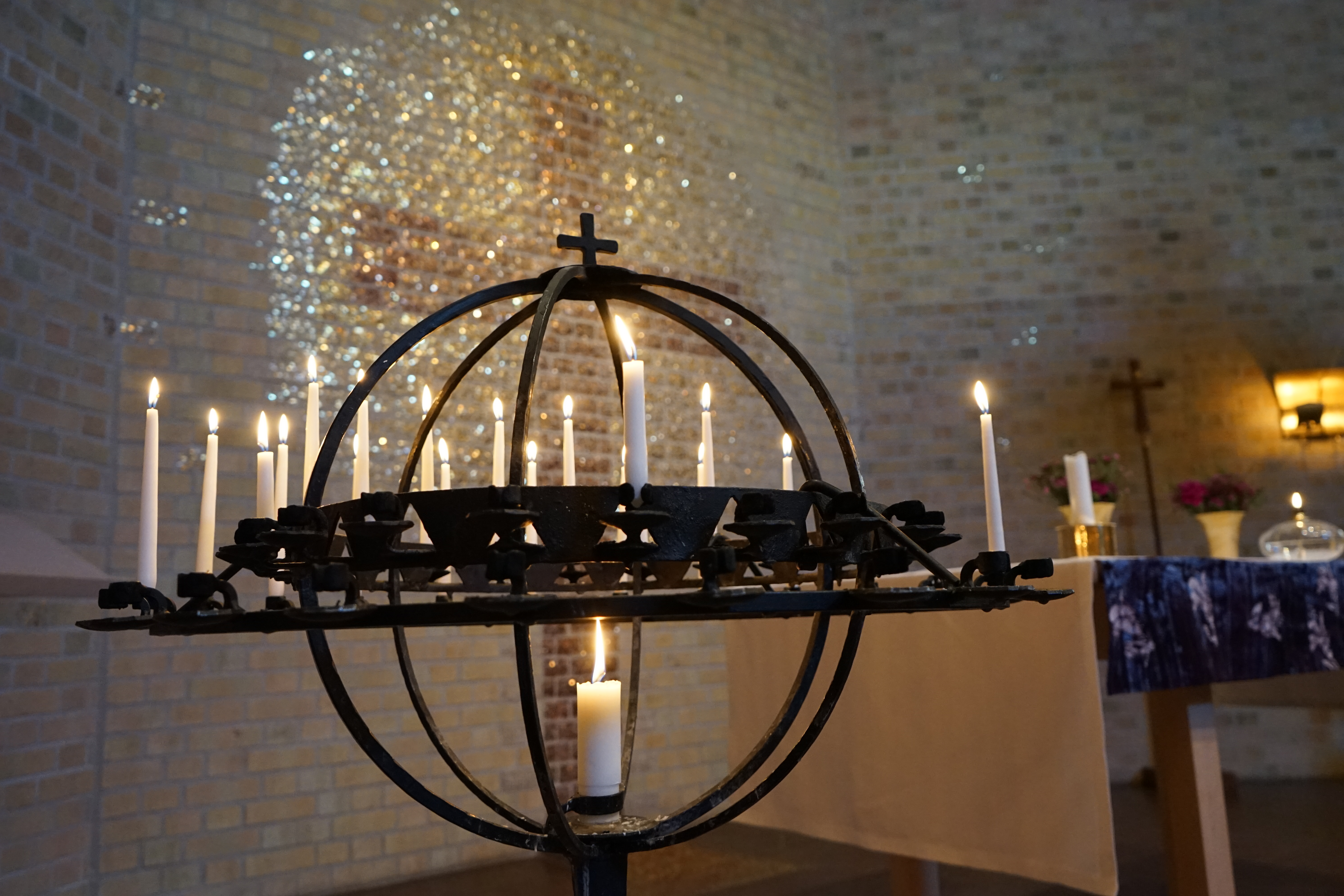 Ljusbäraren och korset i Åkersberga kyrka