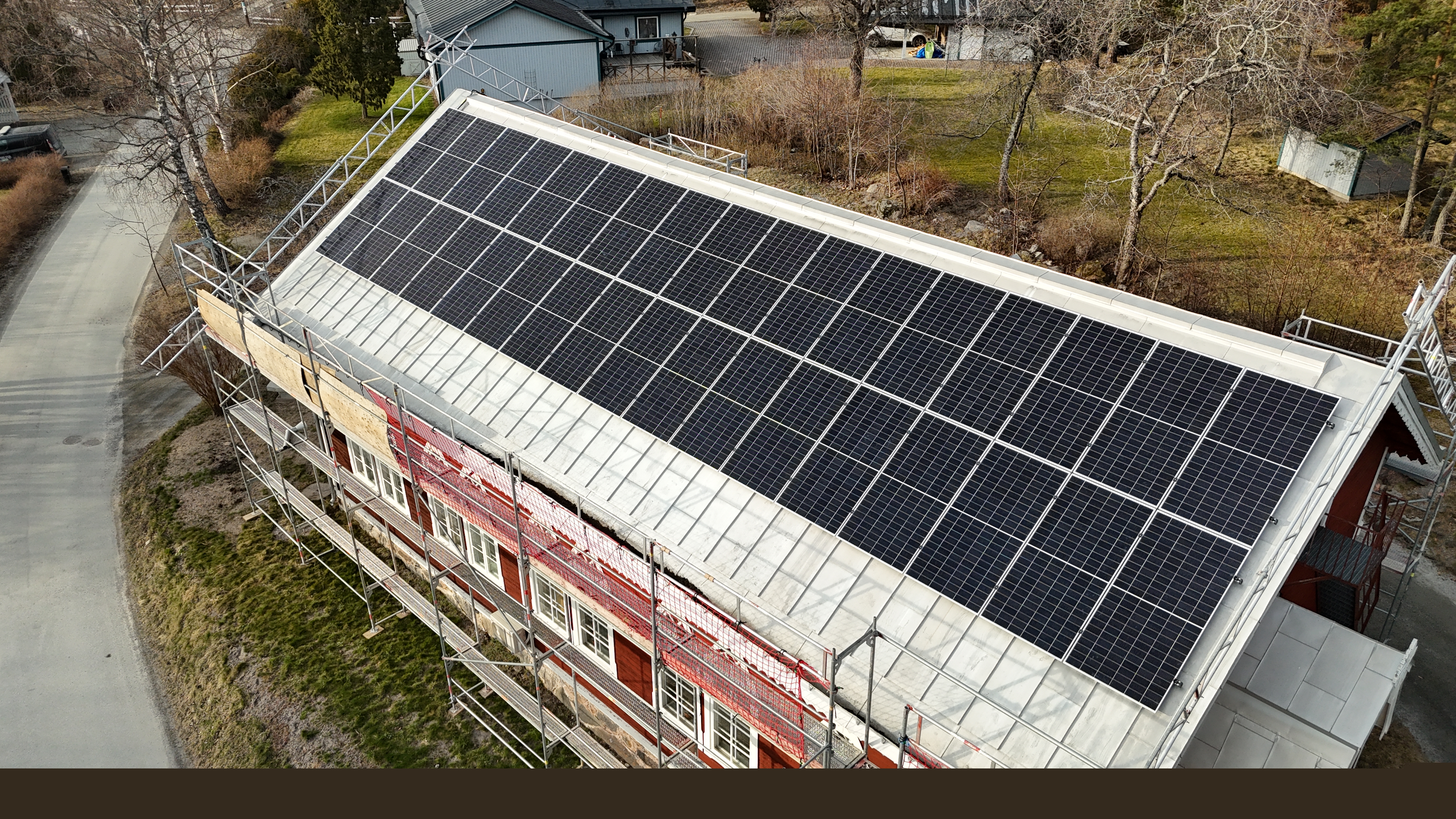 Solcellerna installeras på Säbykyrkan.