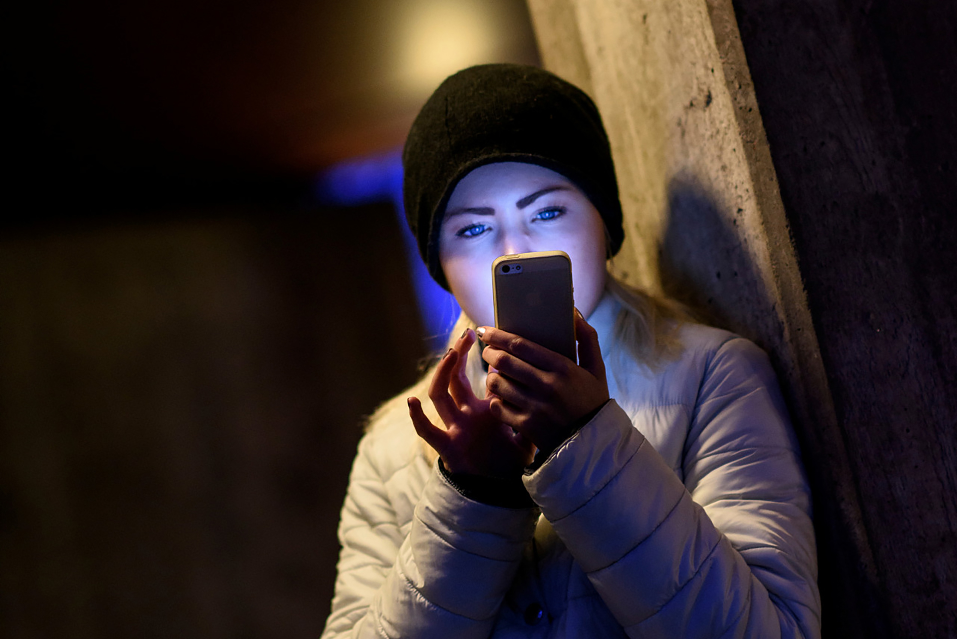 Ungdom med mobiltelefon.