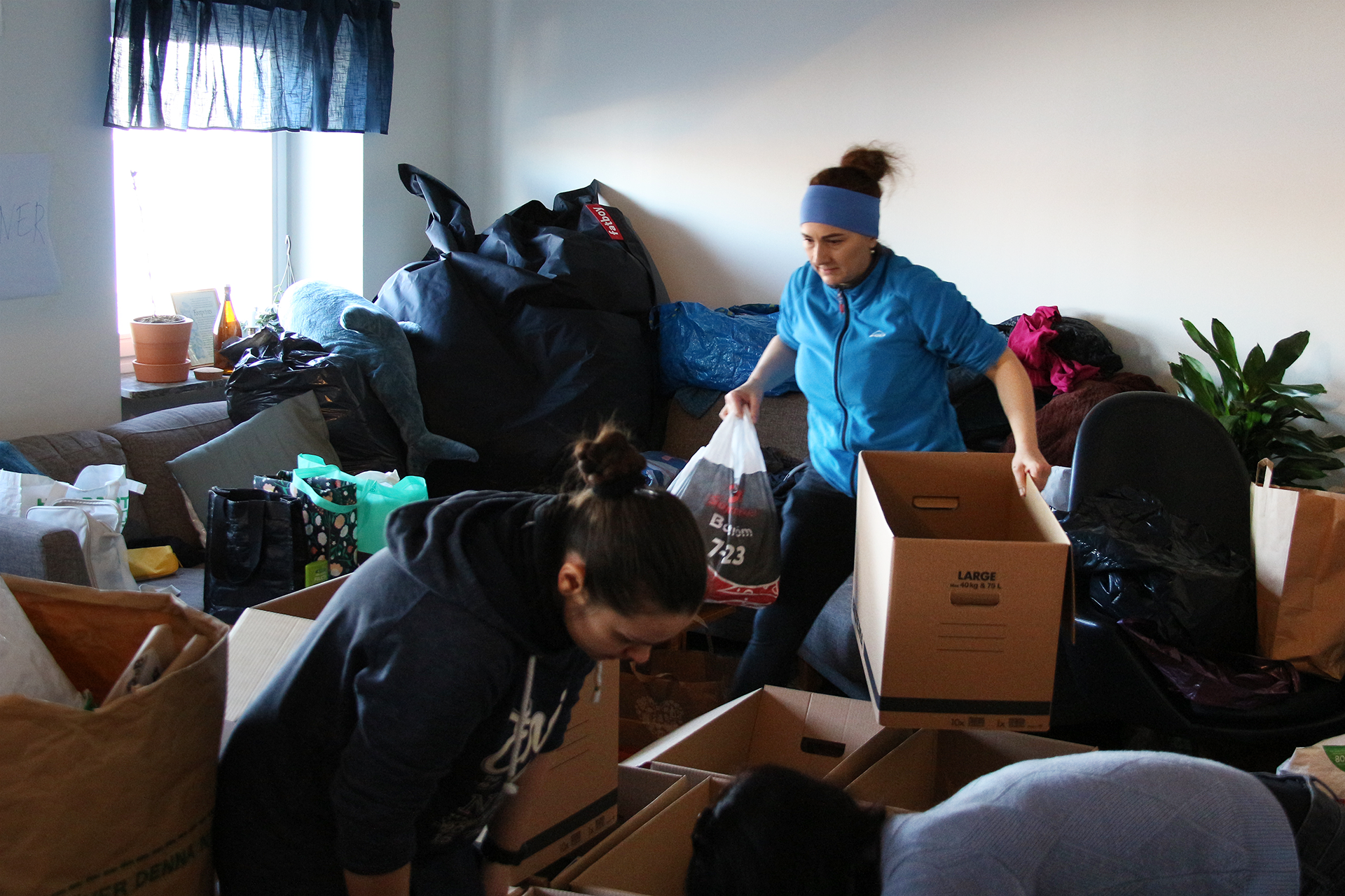 Volontärer sorterar gåvor som lämnats in till Sjömanskyrkan.