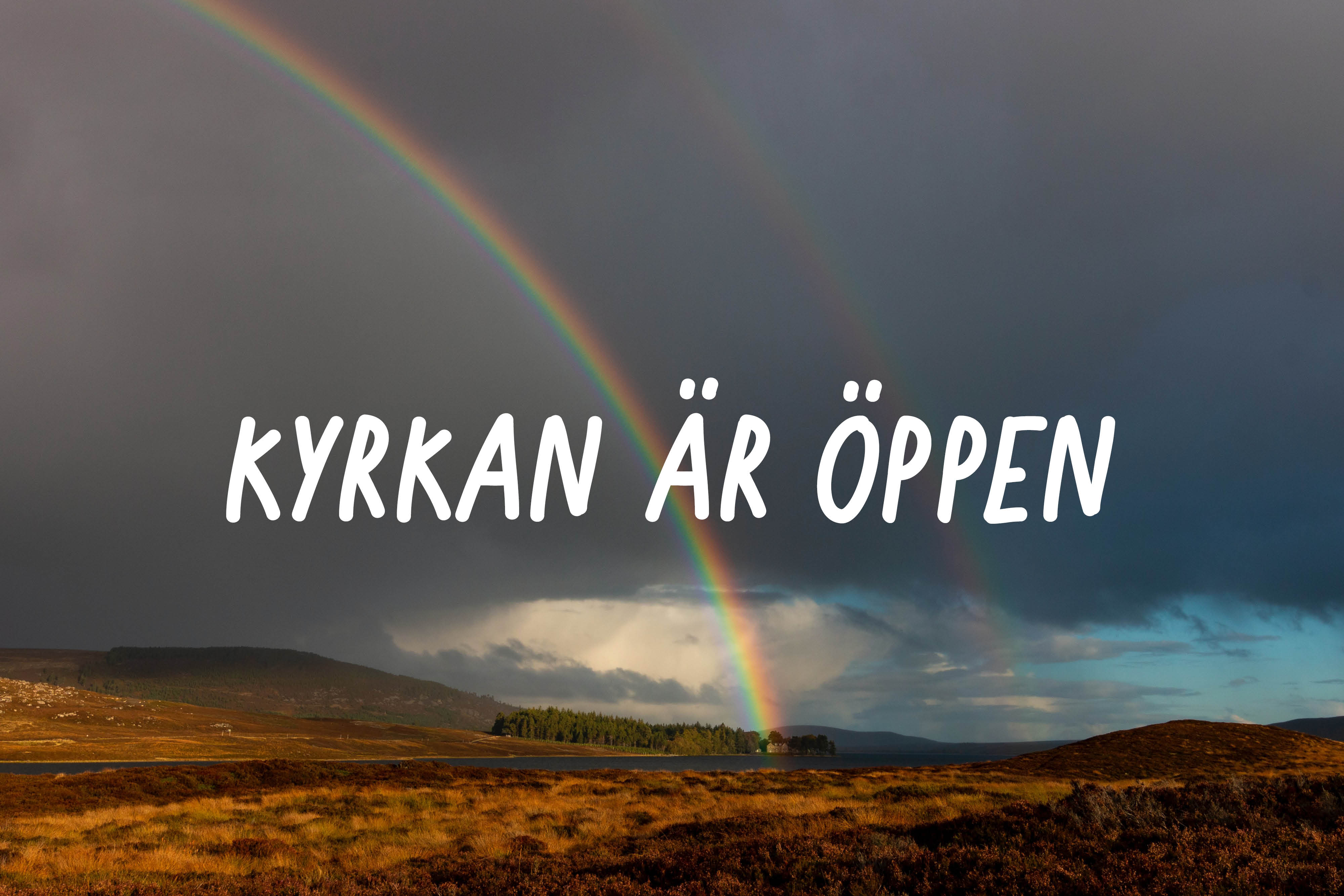 En regnbåge över en gråmulen himmel. Texten "Kyrkan är öppen."