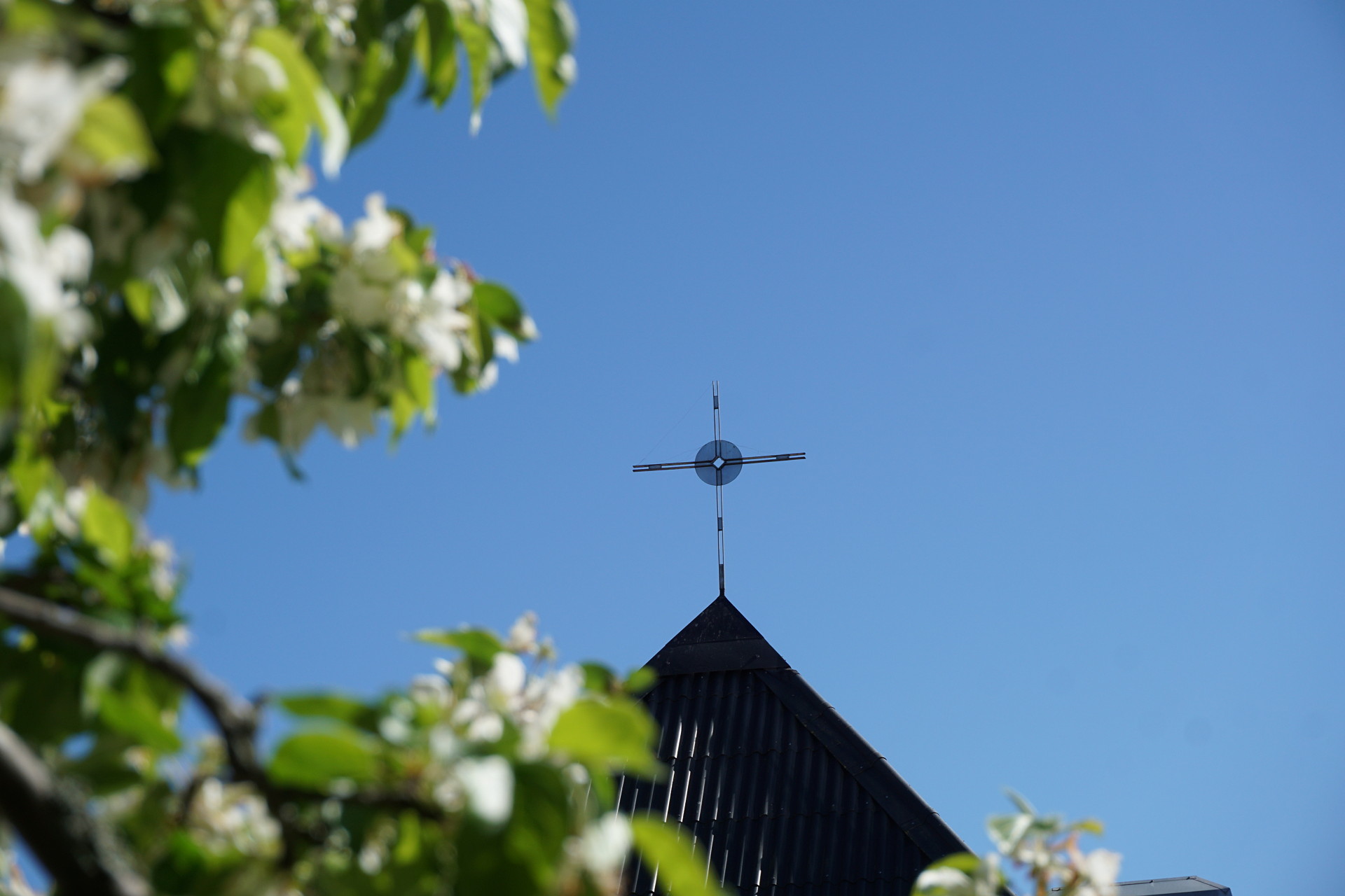 Korset på kyrktaket i Brunnsbo