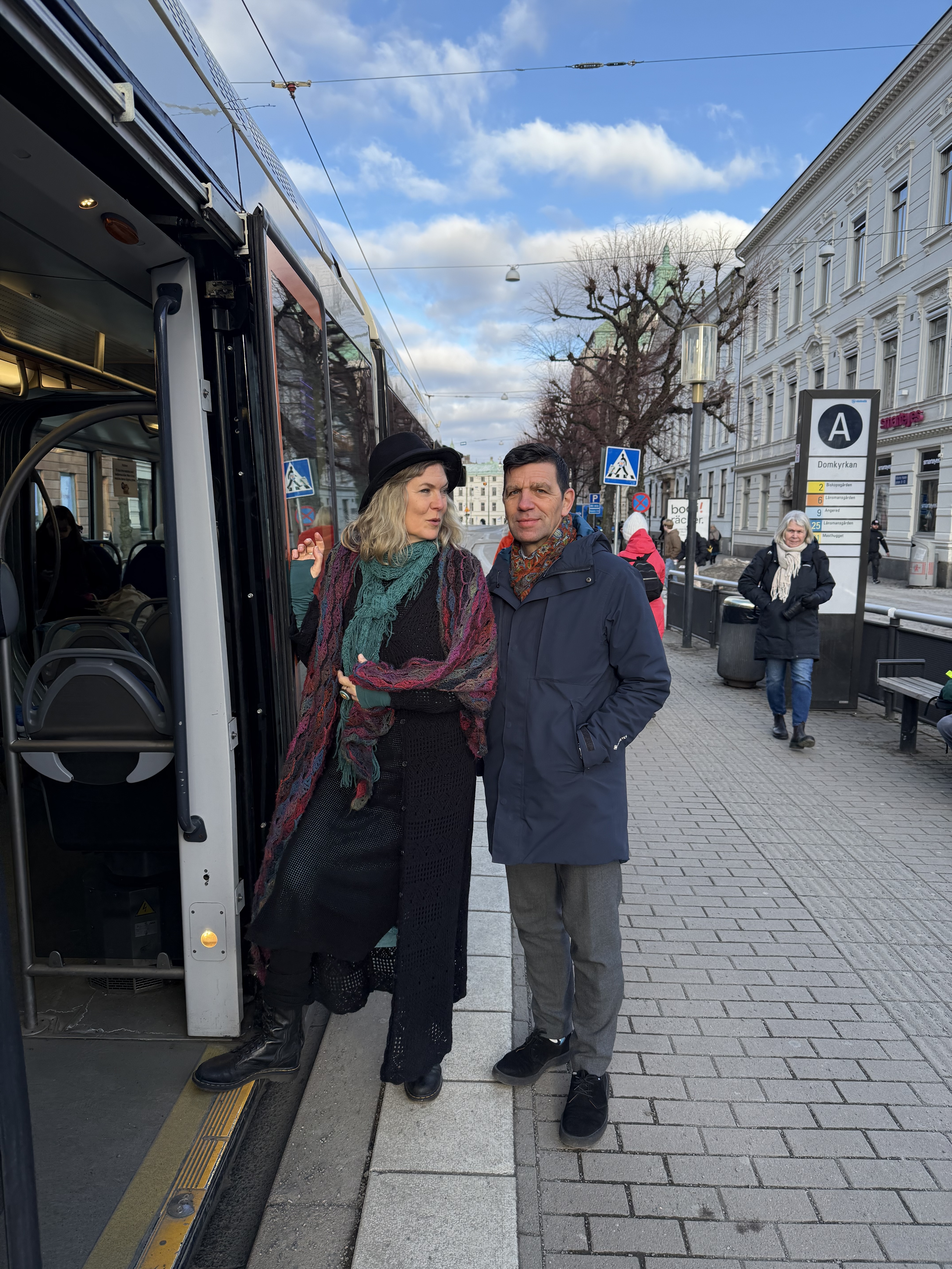 Malin och Stefan på väg in i en spårvagn