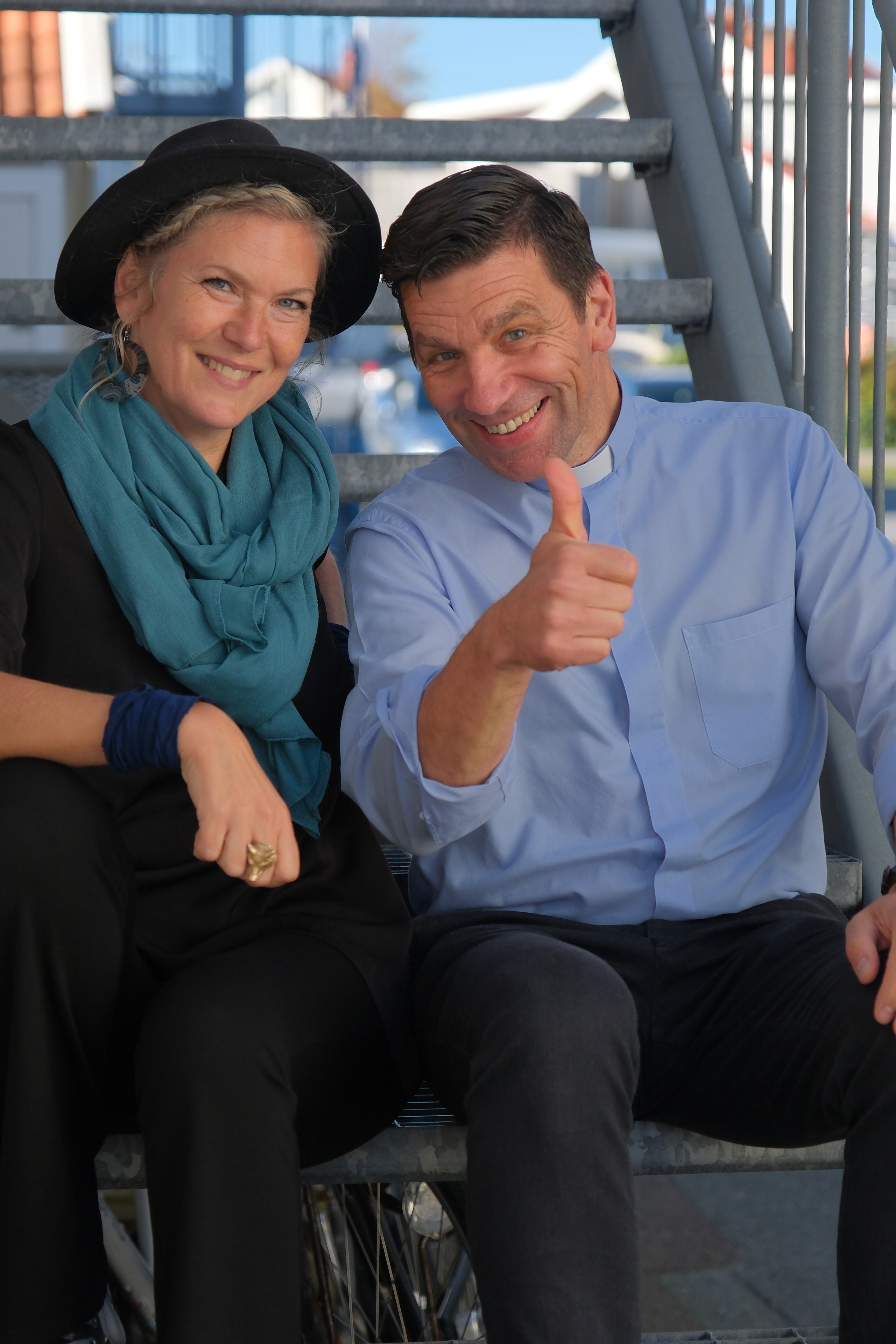 Malin Aghed och Stefan Hiller sitter i en trappa