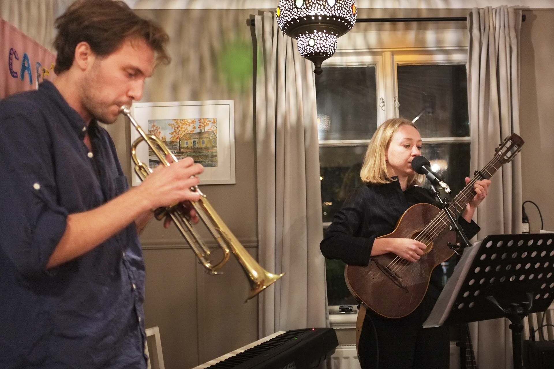 Närproducerat spelar på sina instrument