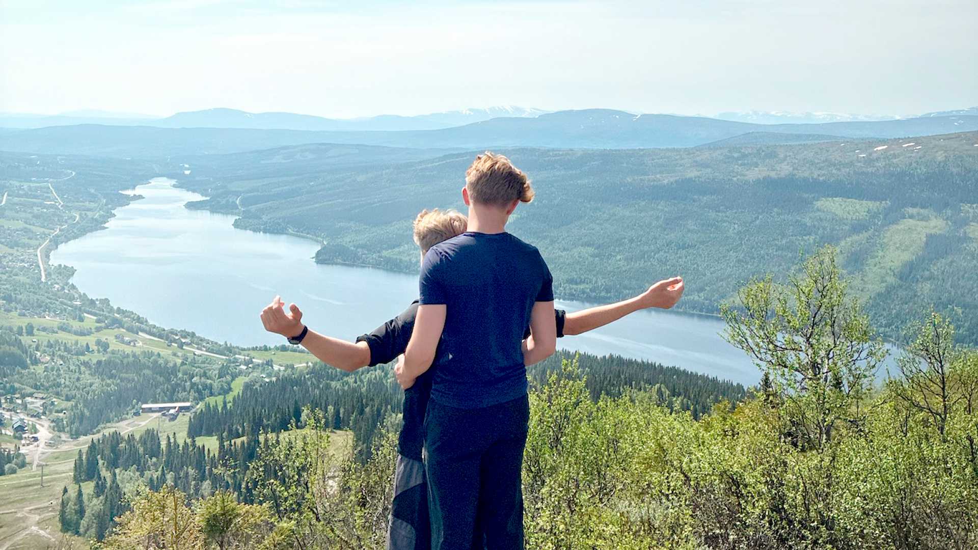 Konfaungdomar som omfamnar en mäktig utsikt i Åre.