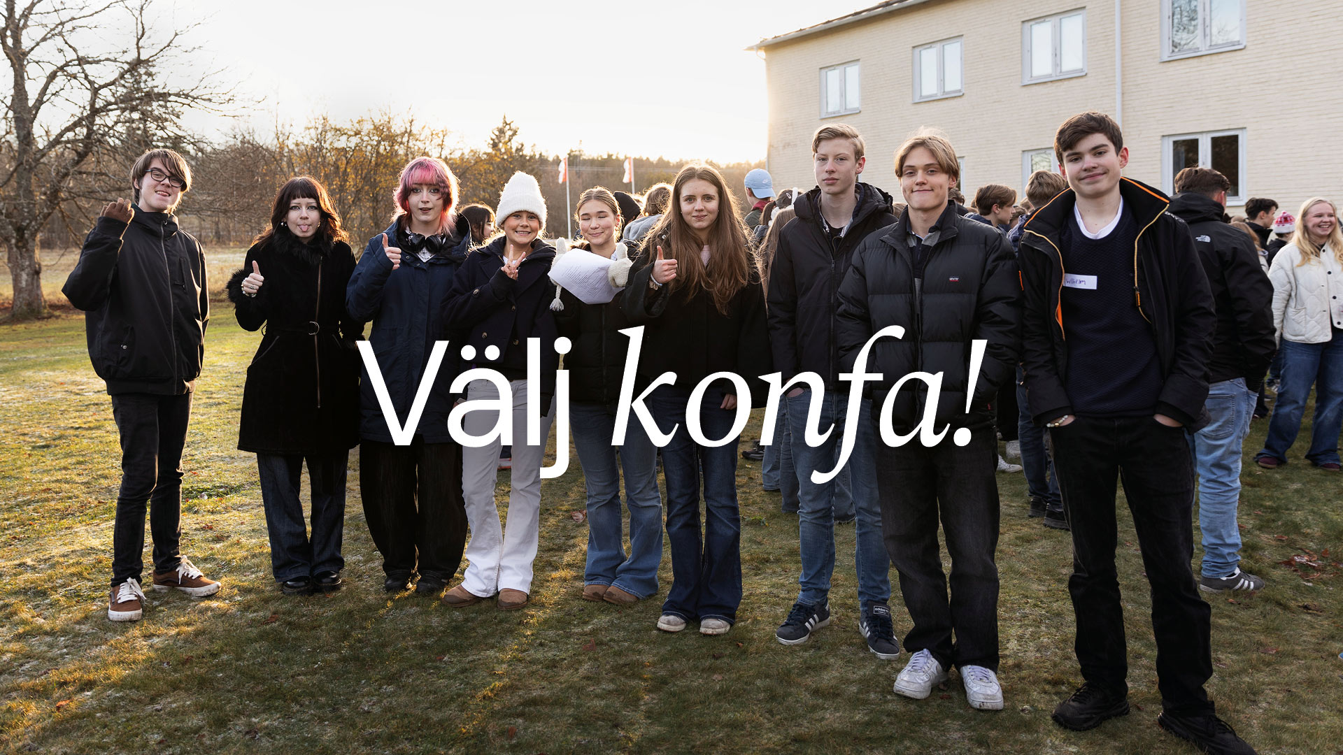 Gruppbild med konfirmationsungdomar.