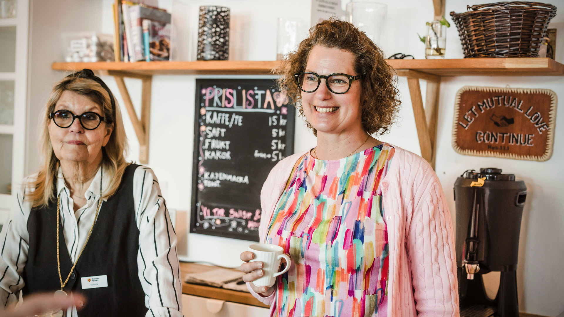 Eva Breimert och volontär på Öppet café på kajen.