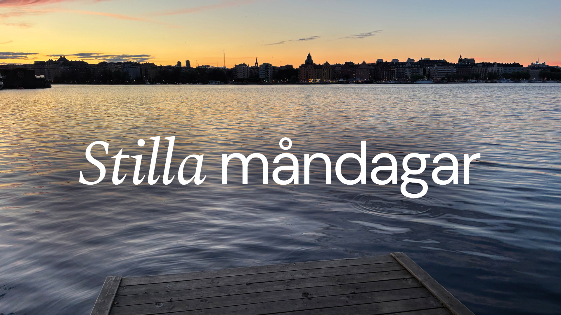 Skymning över vatten med stadshorisont i bakgrunden och texten Stilla måndagar.