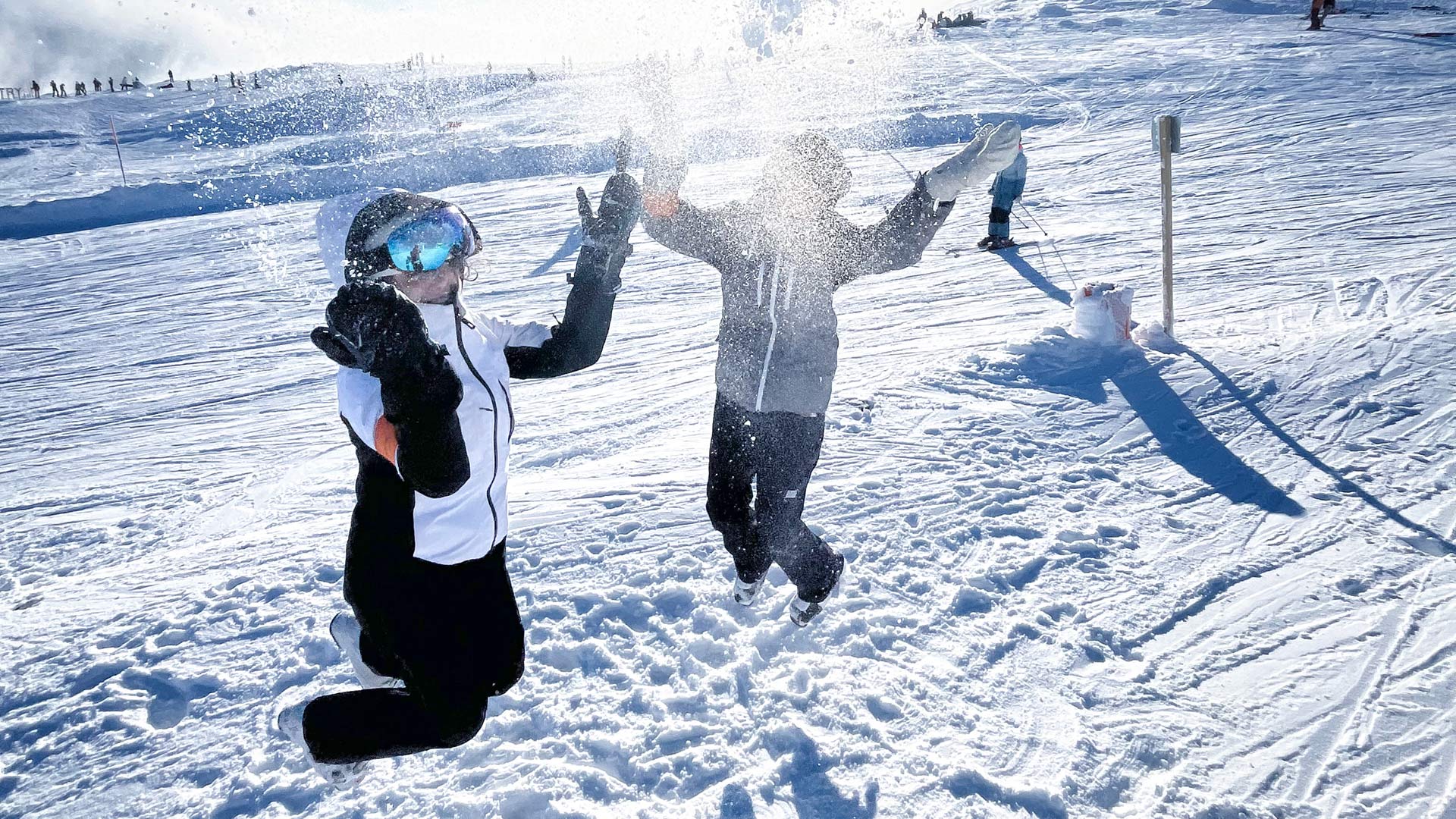 Konfirmationsungdomar hoppar i snön.