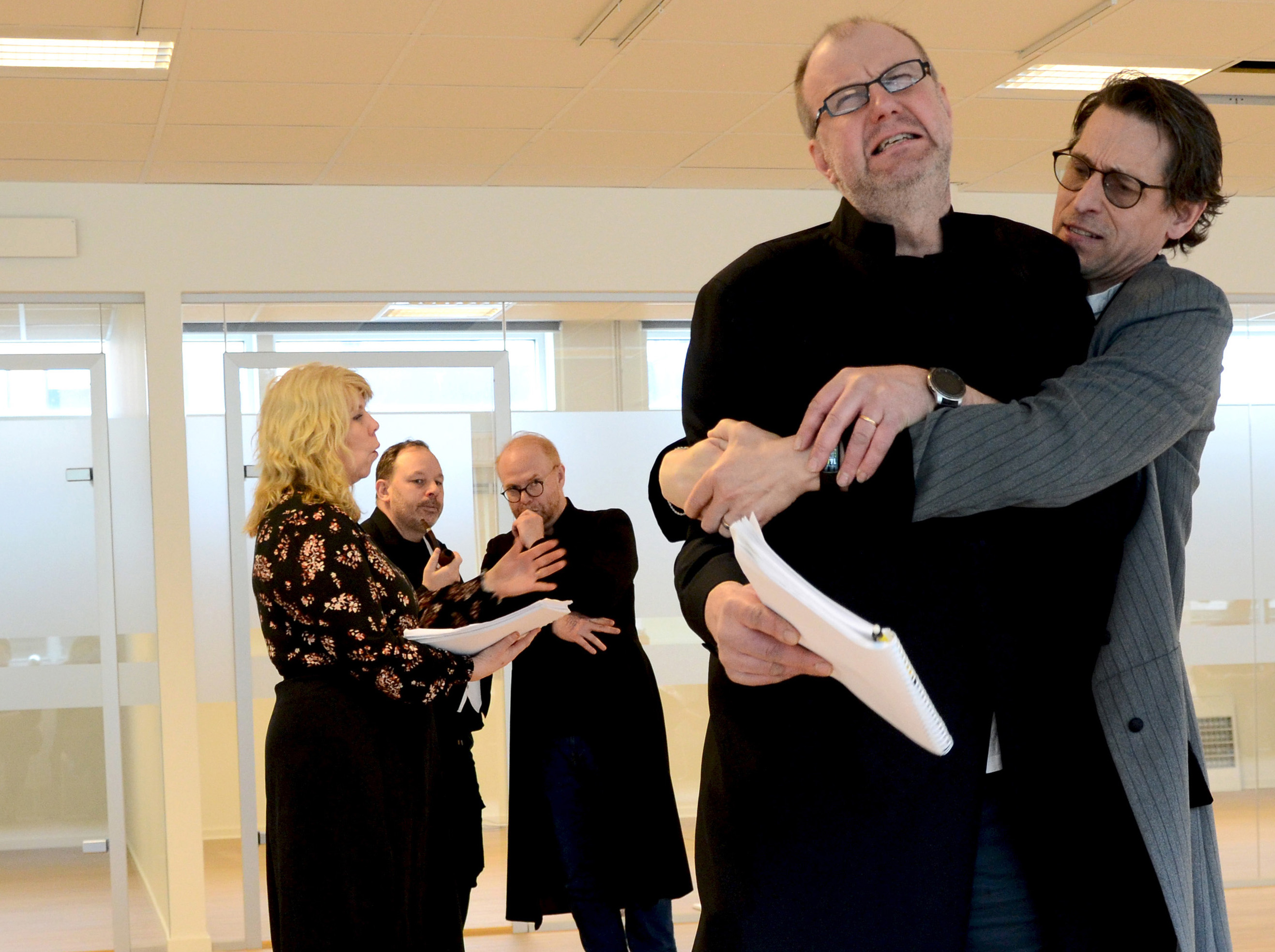 Skådespelarna Andreas Widén och Aleš Pšajd, som spelar Esaias Tegnér och Christoffer Isak Heurlin repeterar en scen, där Heurlin tröstar Tegnér.