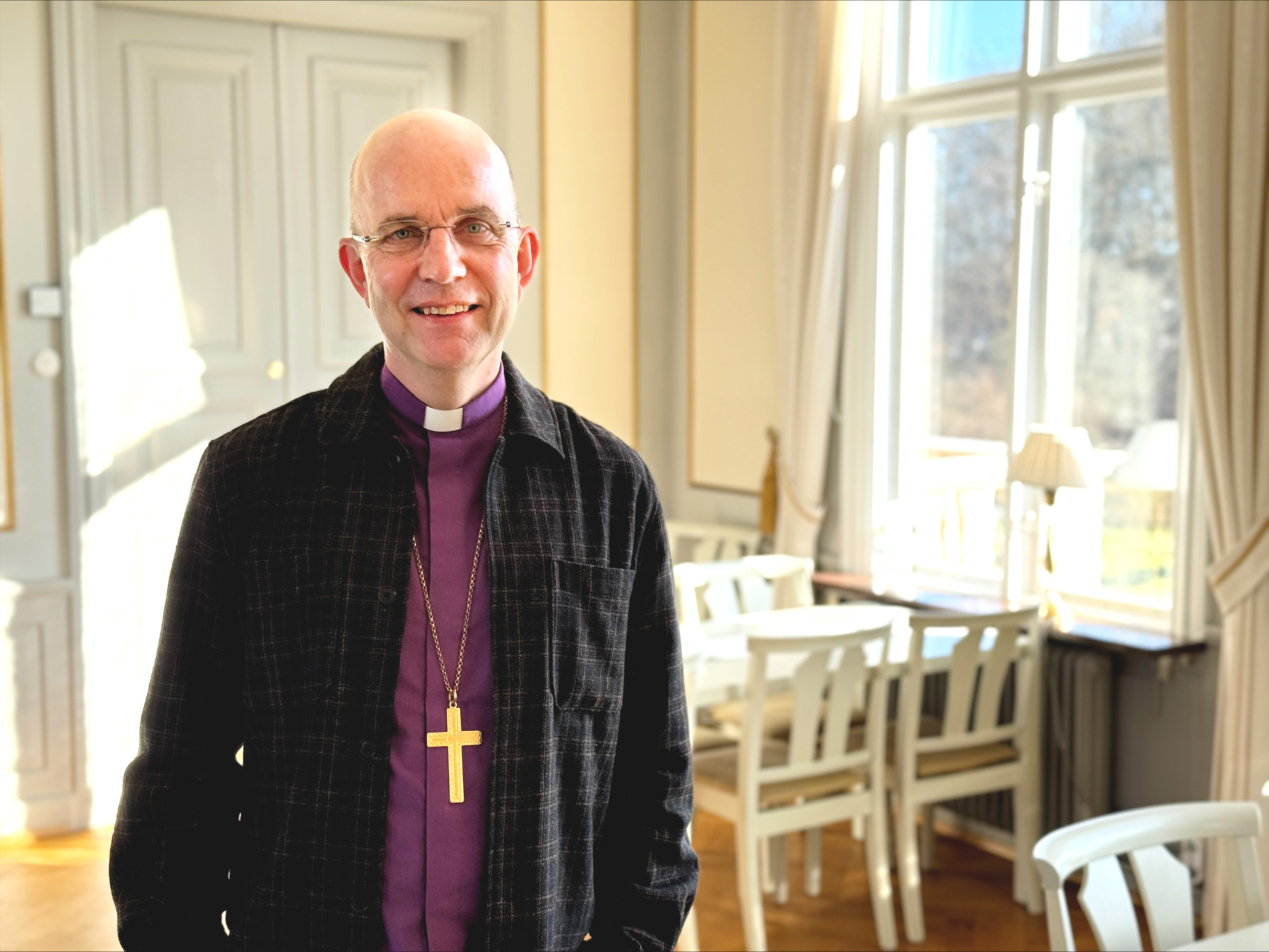 Porträttbild på biskop Fredrik Modéus i Östrabos matsal.