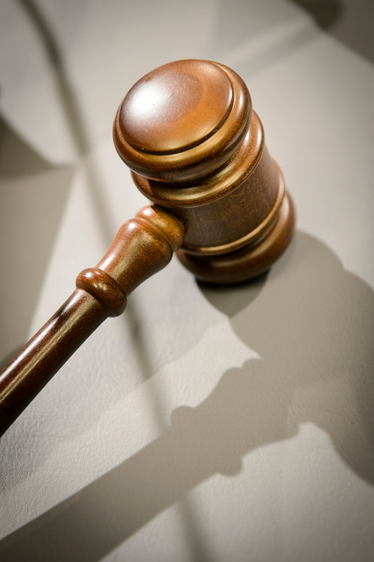 En ordförandeklubba i mörkt trä.