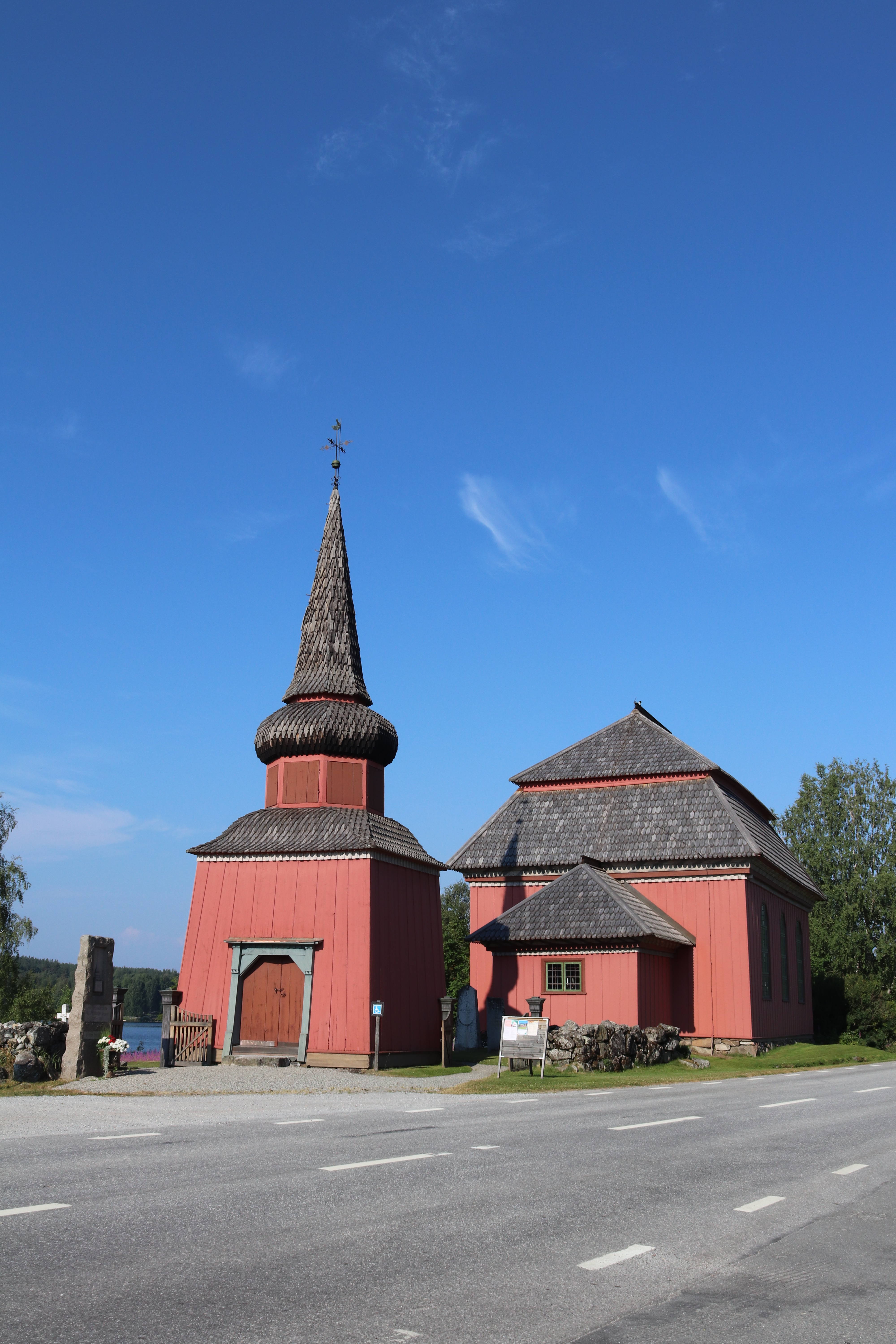En rosa kyrka och klockstapel.