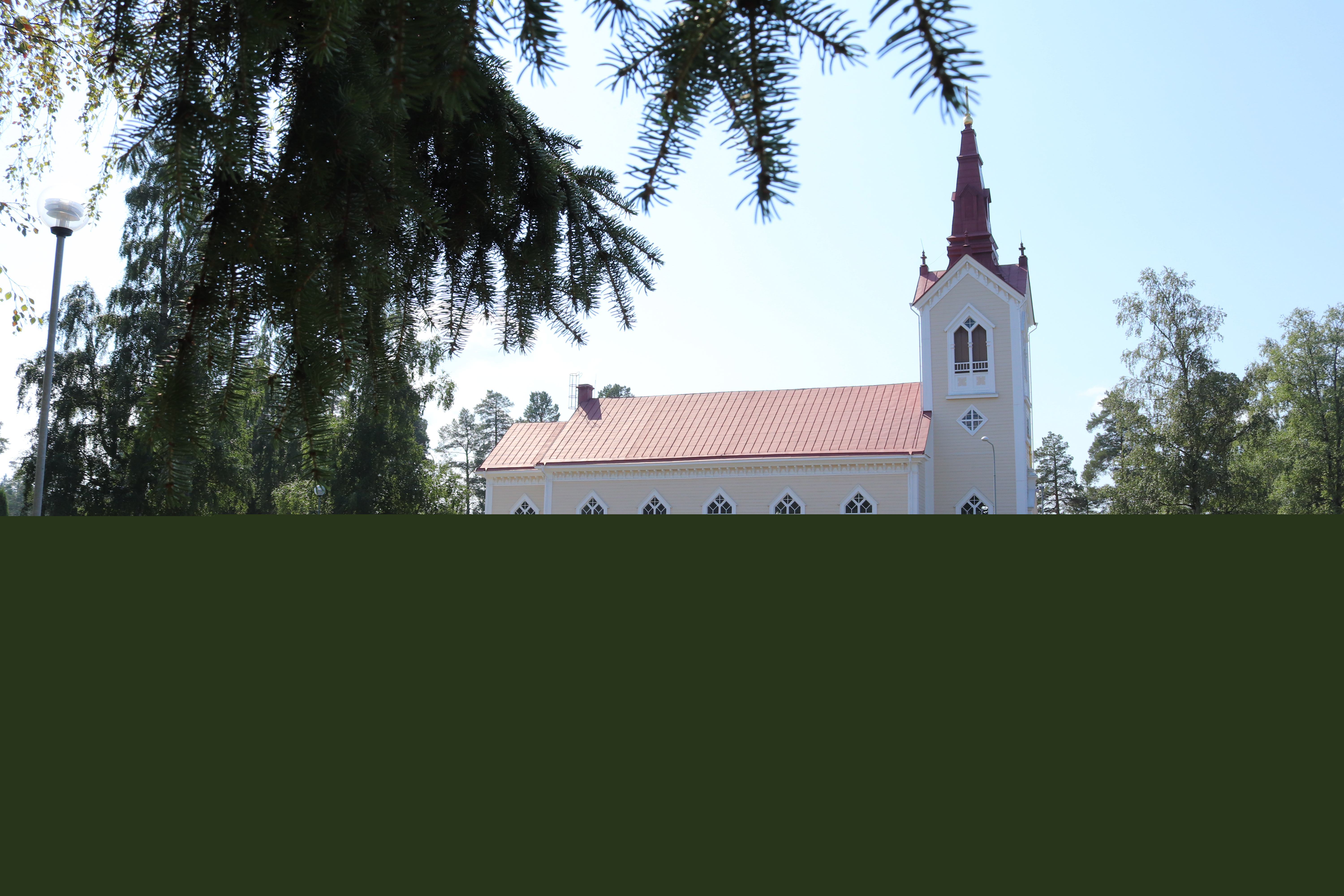 En kyrka och kyrkogård.
