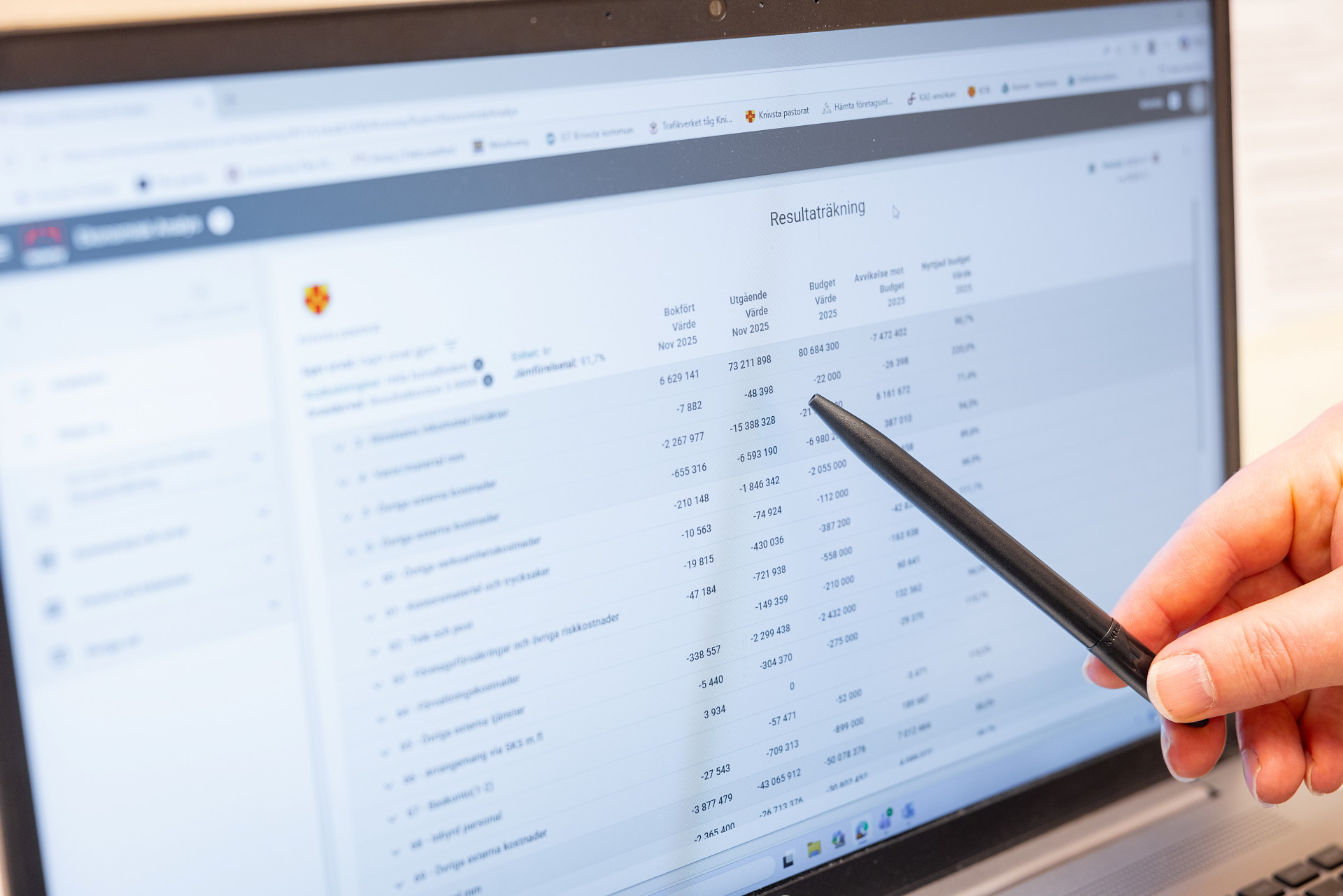 Penna pekar mot datorskärm med resultaträkning